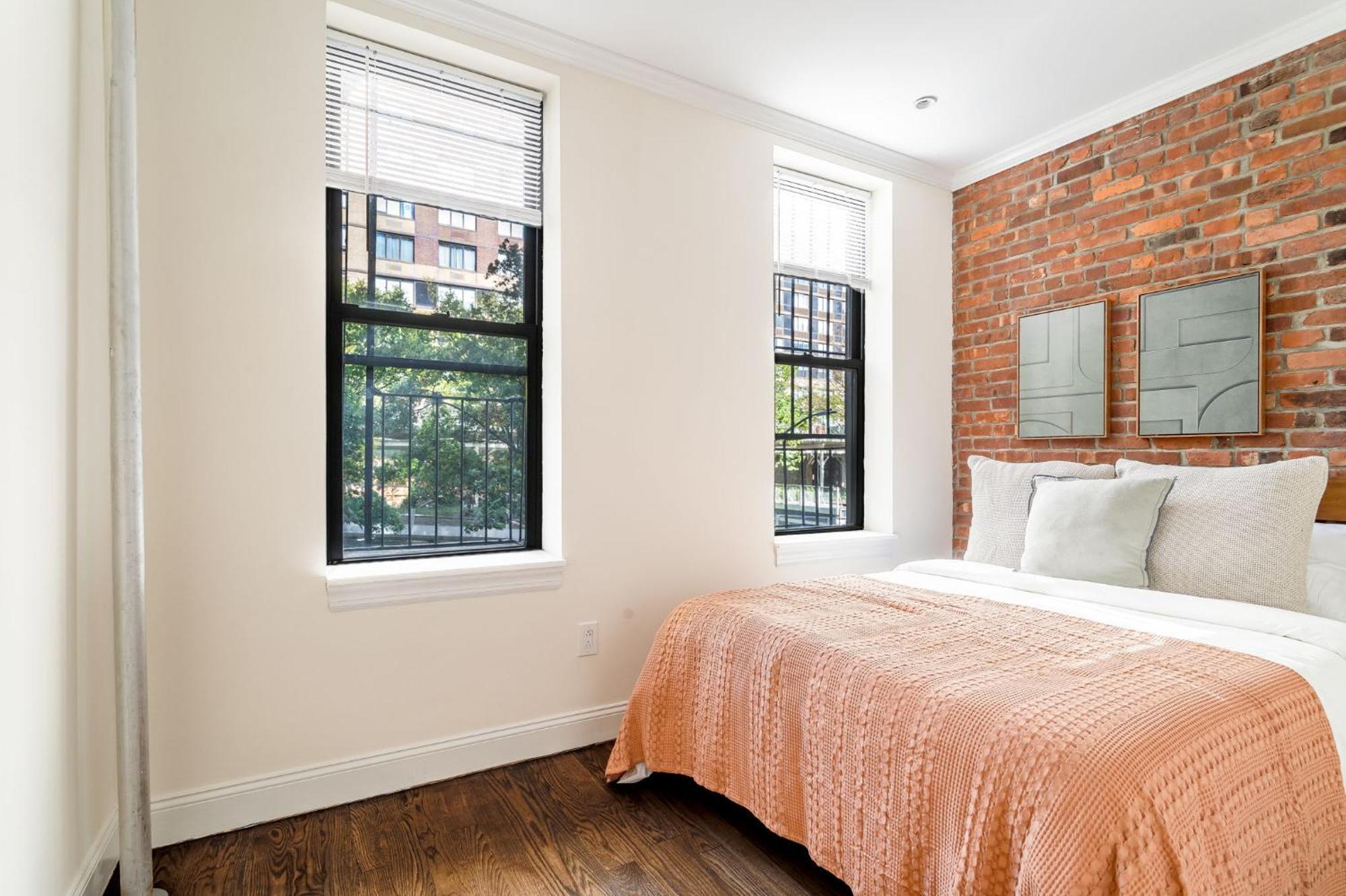 Chic Near 3rd Street Promenade With Shared Bathroom