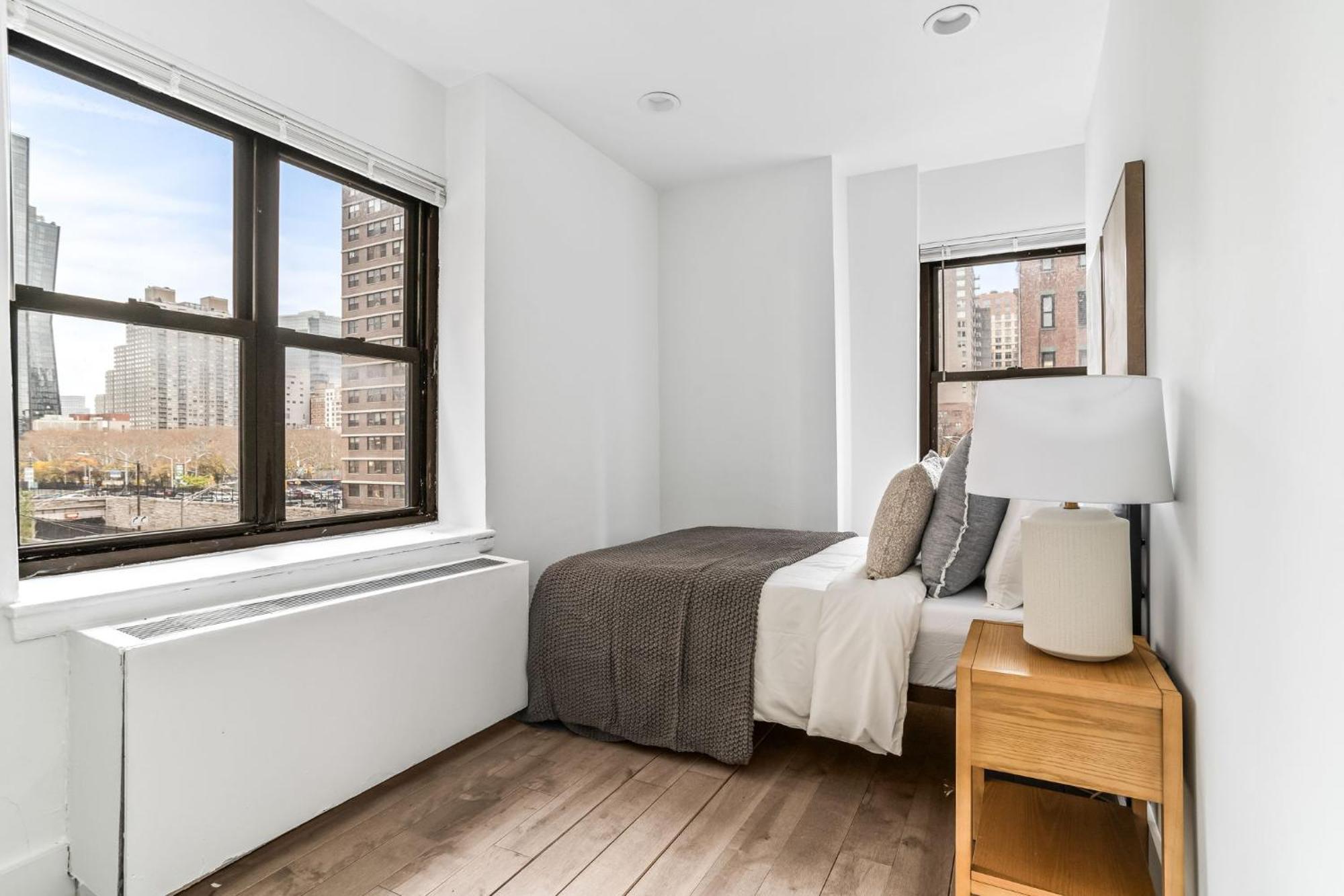 Stylish 2 Bed 1 Bath By The Chrysler Building & Vibrant Murray Hill Apartment *