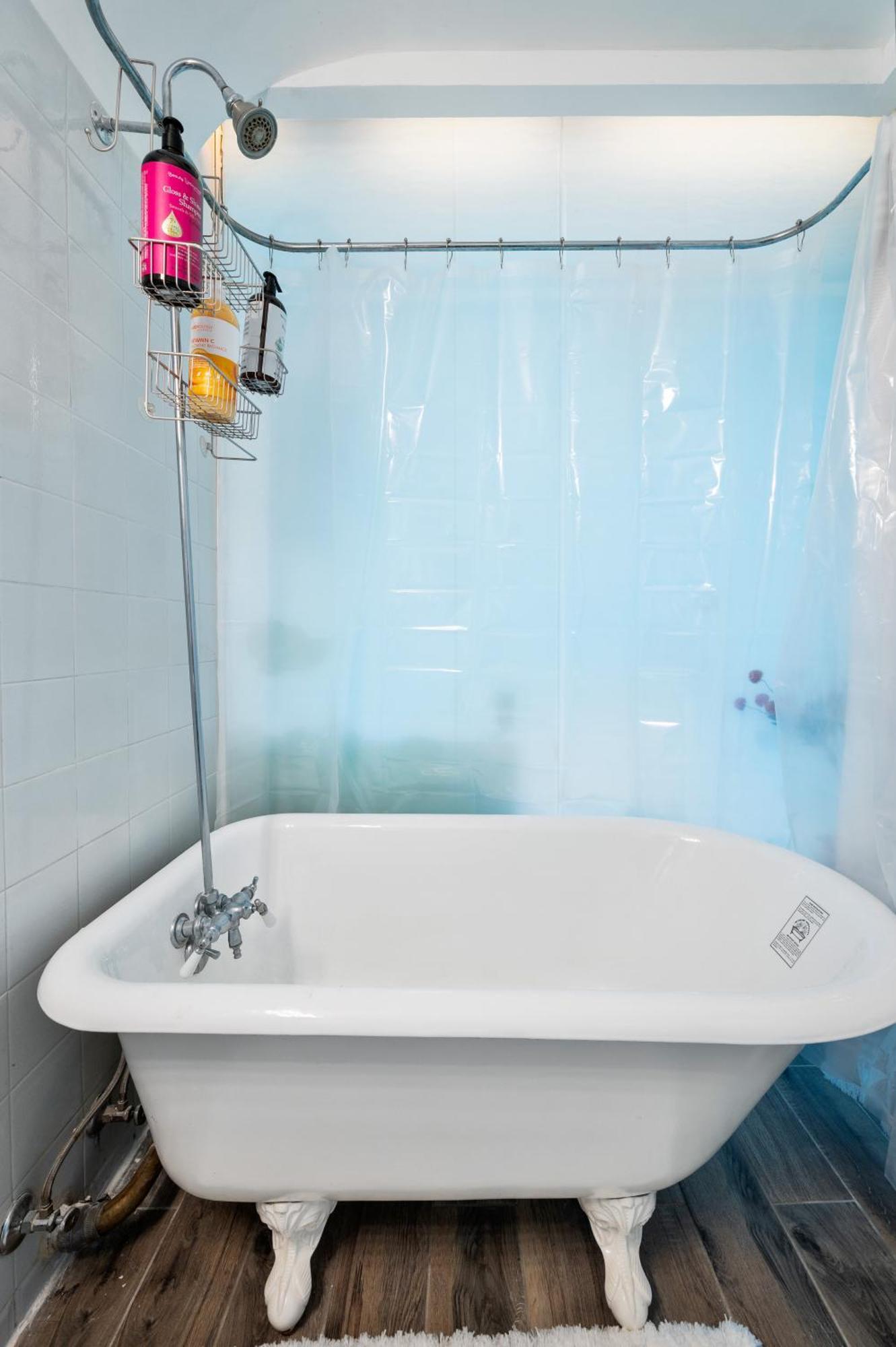 Chinatown Essential 2 Bedroom 900 Square Feet *