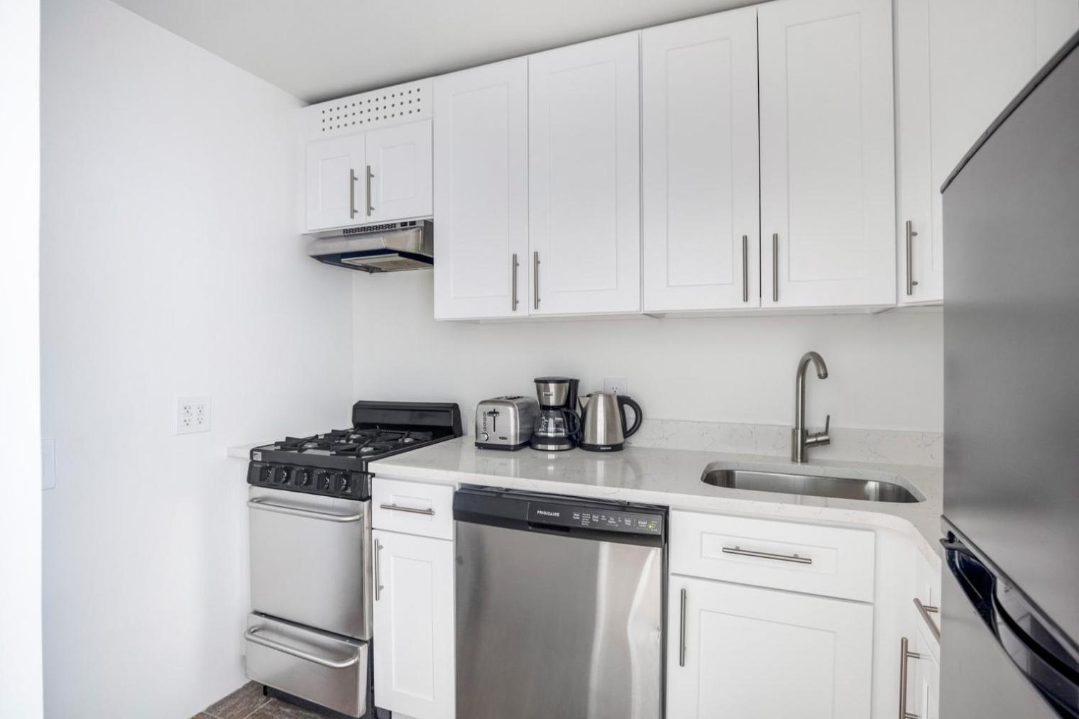 Midtown East 1br W Elevator Nr Subway Nyc-1254 *