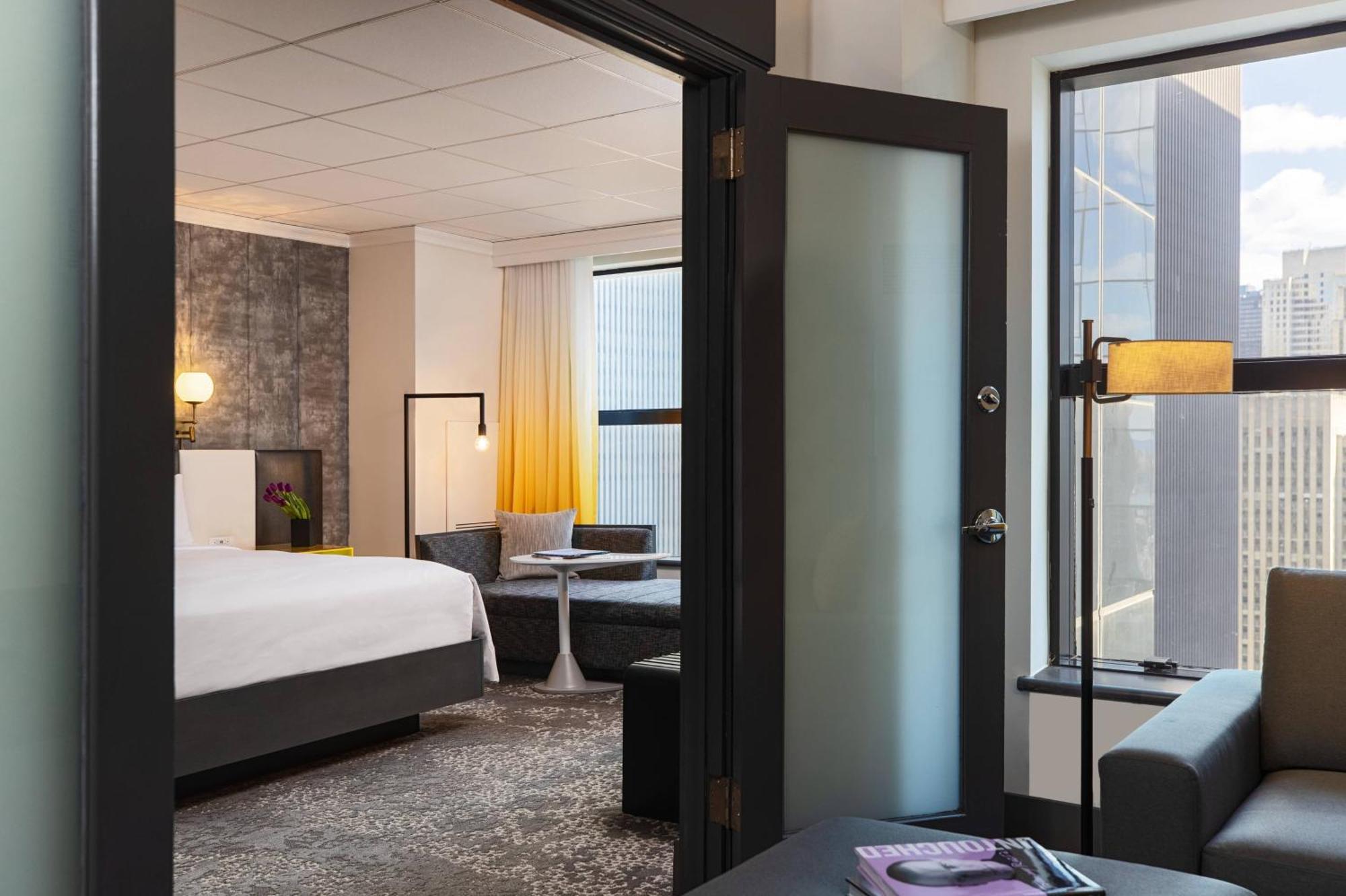 Renaissance Times Square 4*