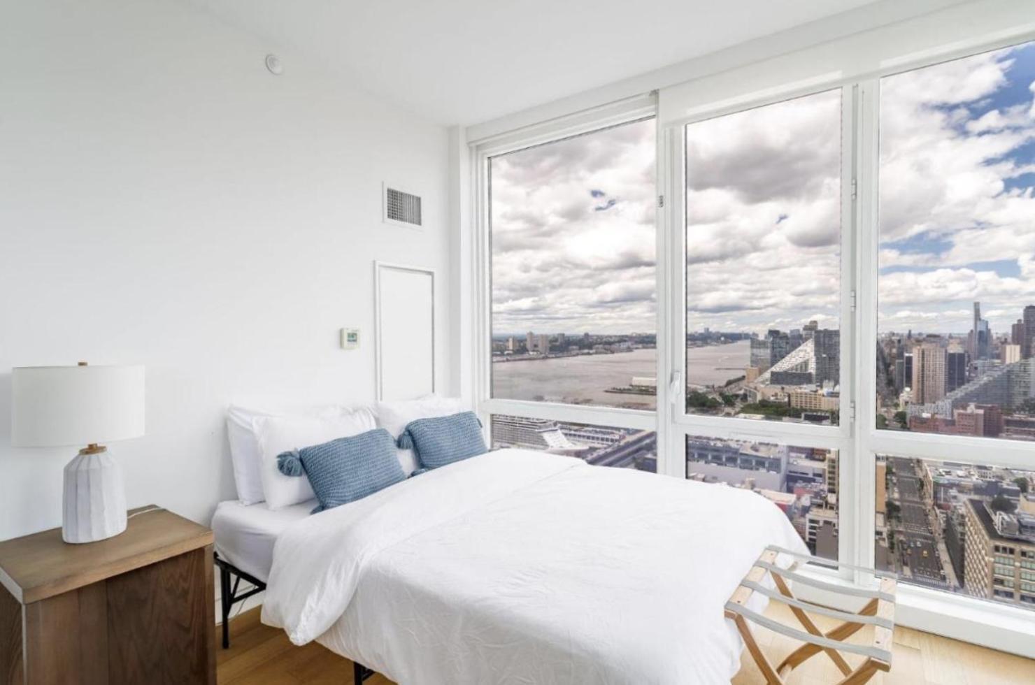 Super Stunning Views With Amazing 2 Beds 1,5 Bath New York