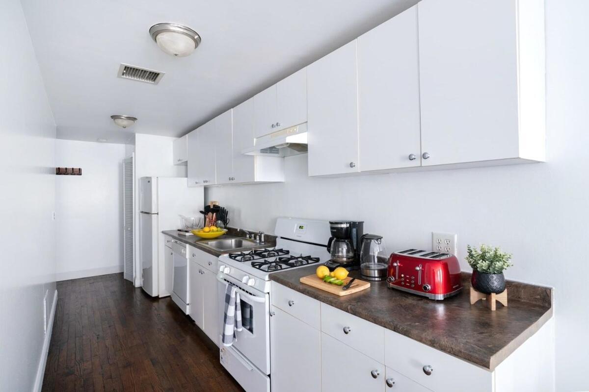 1435-3 3 Bedrooms 2bath W&d Prime Upper East Appartement