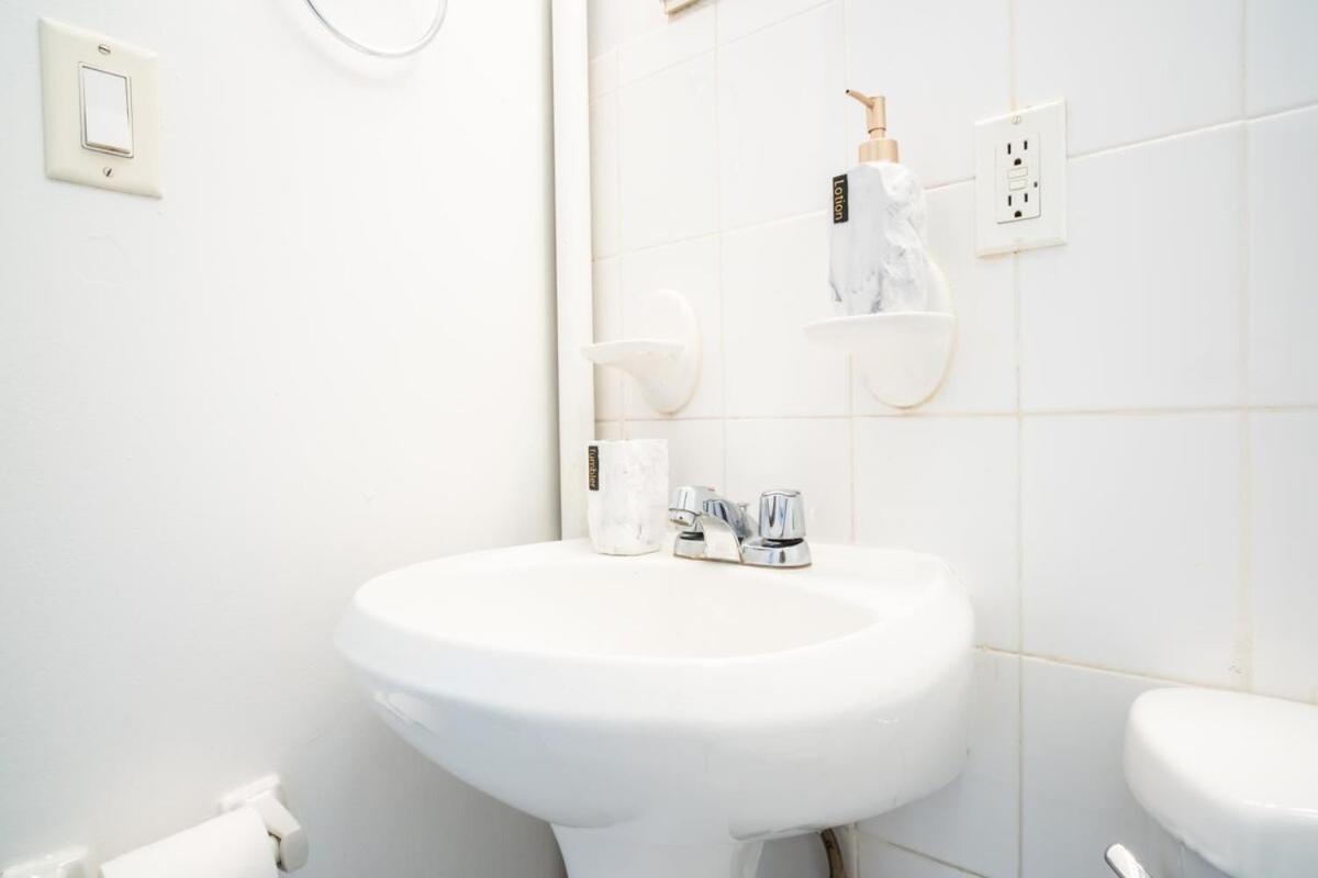 1435-4 I 3 Bedrooms 2 Bath Prime Upper East Appartement