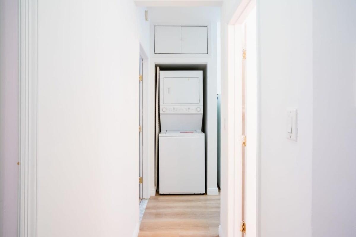 1435-4 I 3 Bedrooms 2 Bath Prime Upper East Appartement *