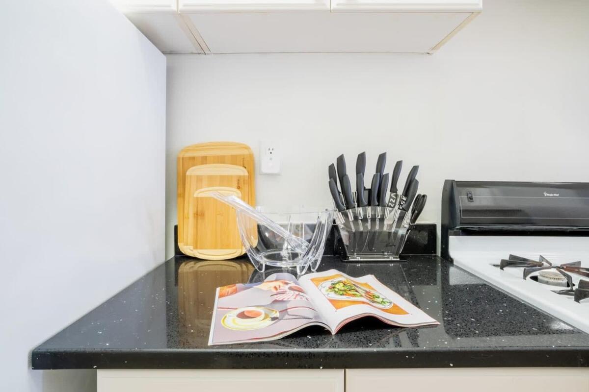1435-4 I 3 Bedrooms 2 Bath Prime Upper East Appartement *