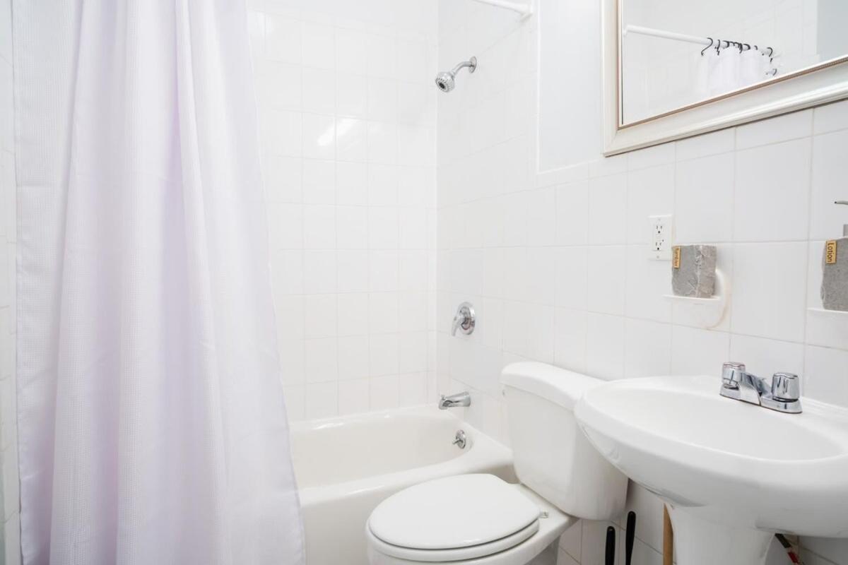 1435-4 I 3 Bedrooms 2 Bath Prime Upper East Appartement *