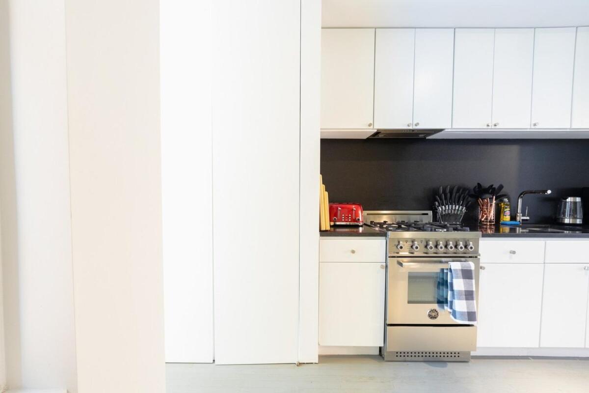 E10-2 Designer East Village Townhouse 1br Appartement *
