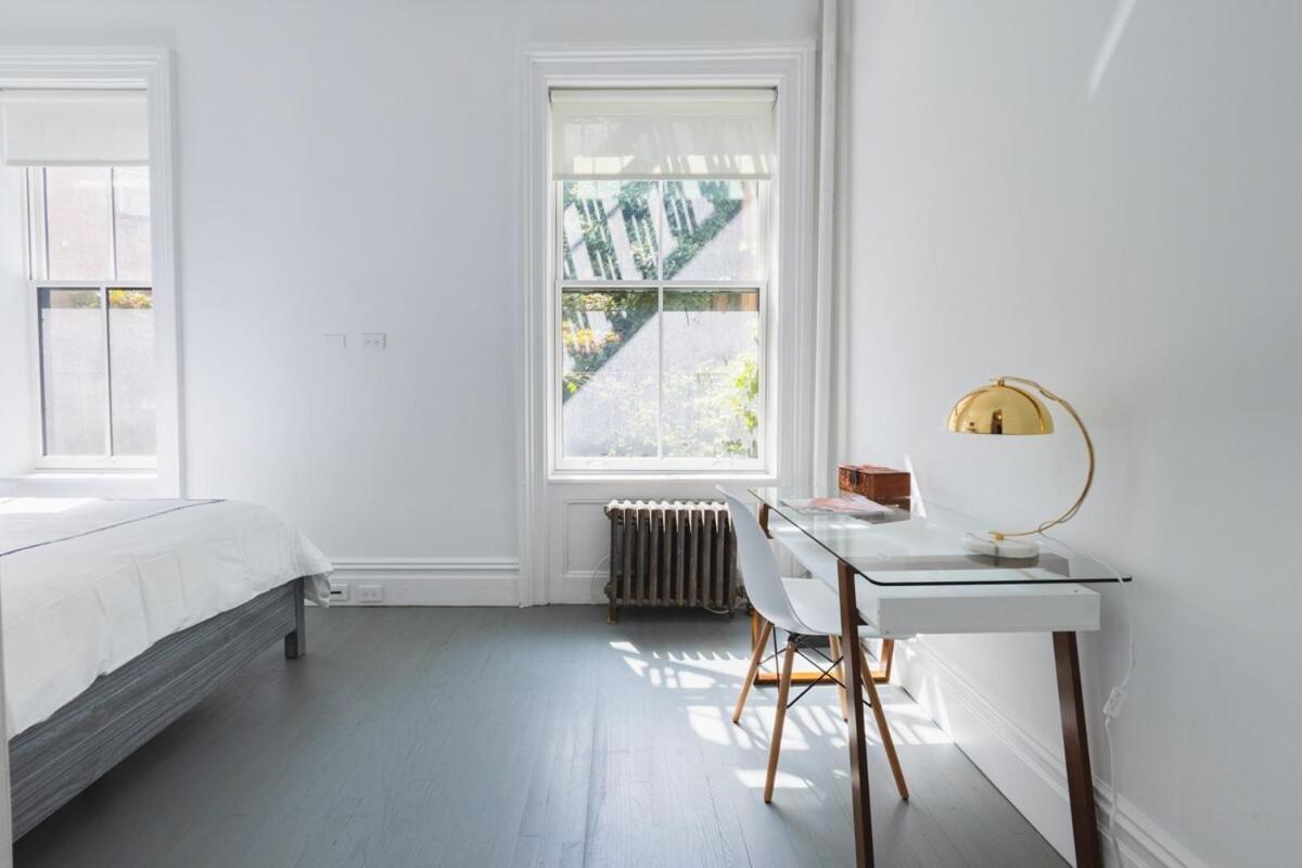 E10-2 Designer East Village Townhouse 1br Appartement