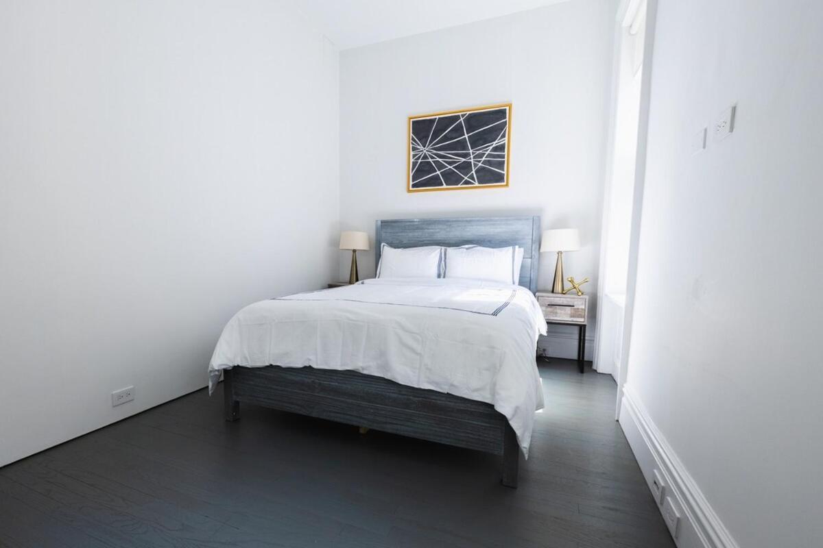 E10-2 Designer East Village Townhouse 1br Appartement