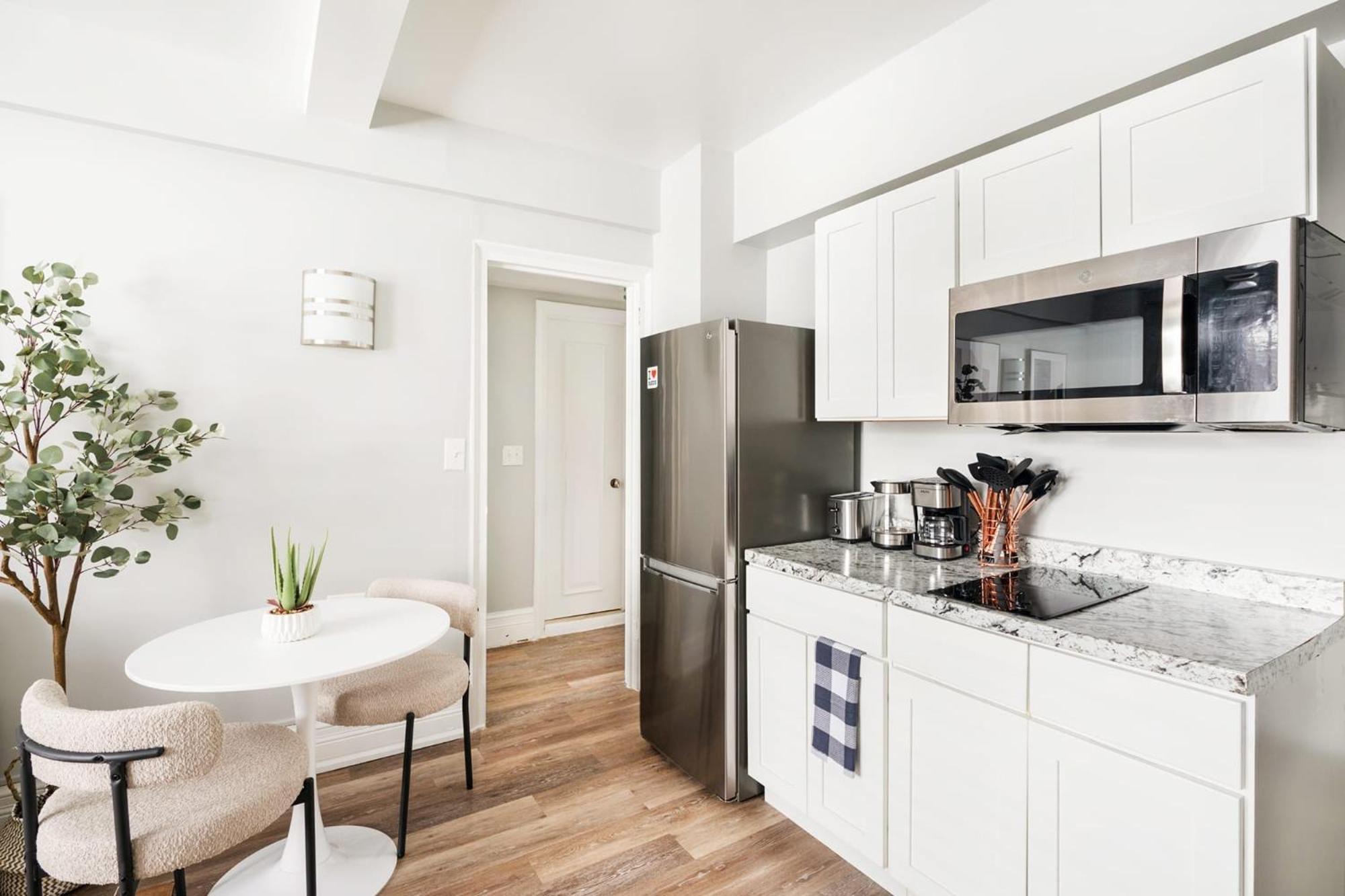 73-1406 New 1br 1bth Uws Doorman Gym Appartement *