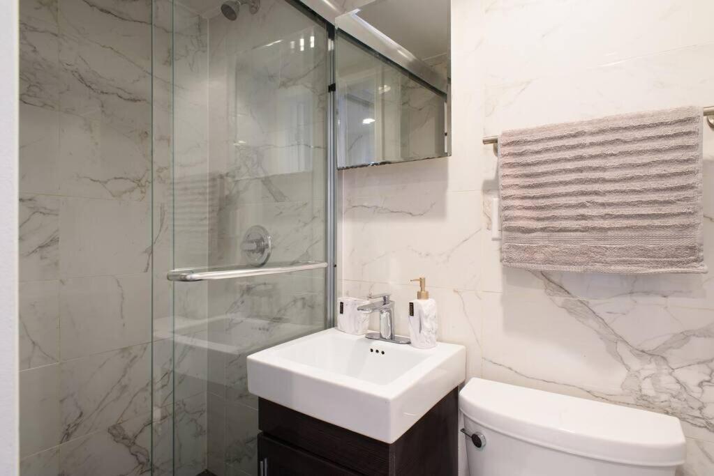 69-5a Celebrate The Season Modern Lower East Side 1br Appartement New York