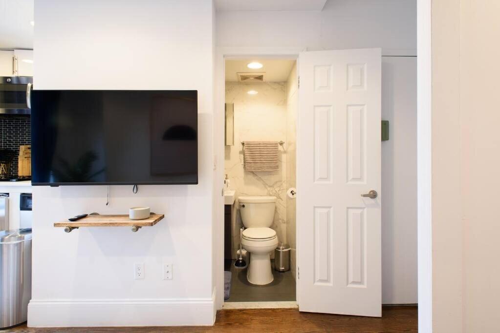 69-5a Celebrate The Season Modern Lower East Side 1br *