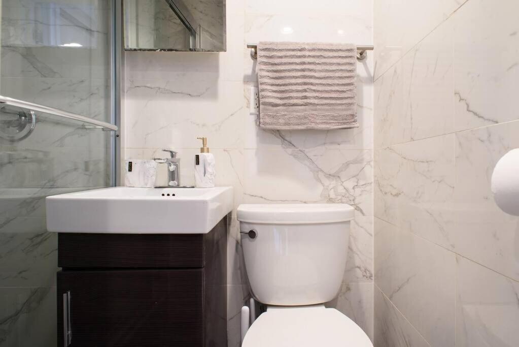 69-5a Celebrate The Season Modern Lower East Side 1br * New York