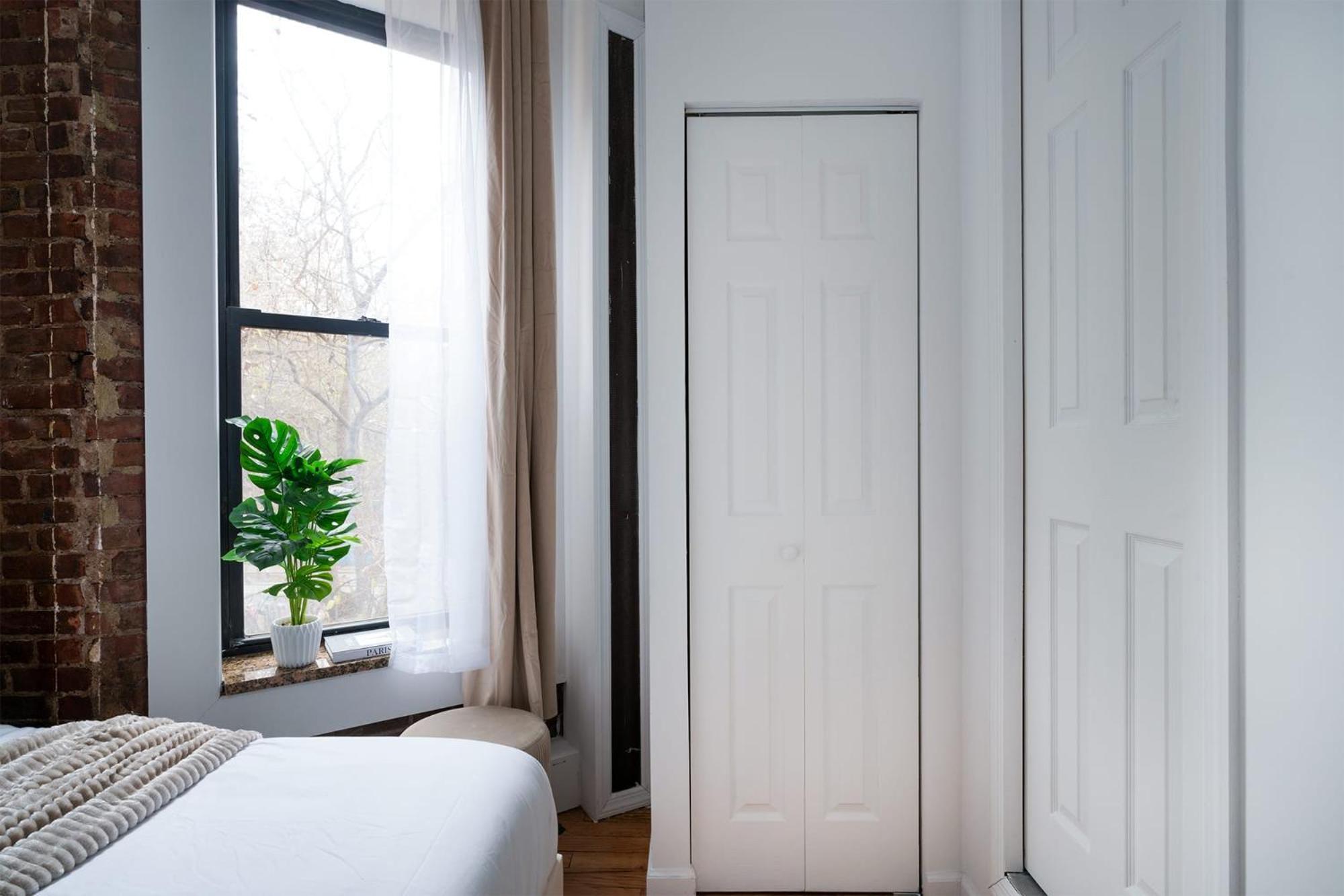 153-1g Newly Renovated 2br Lower East Side New York