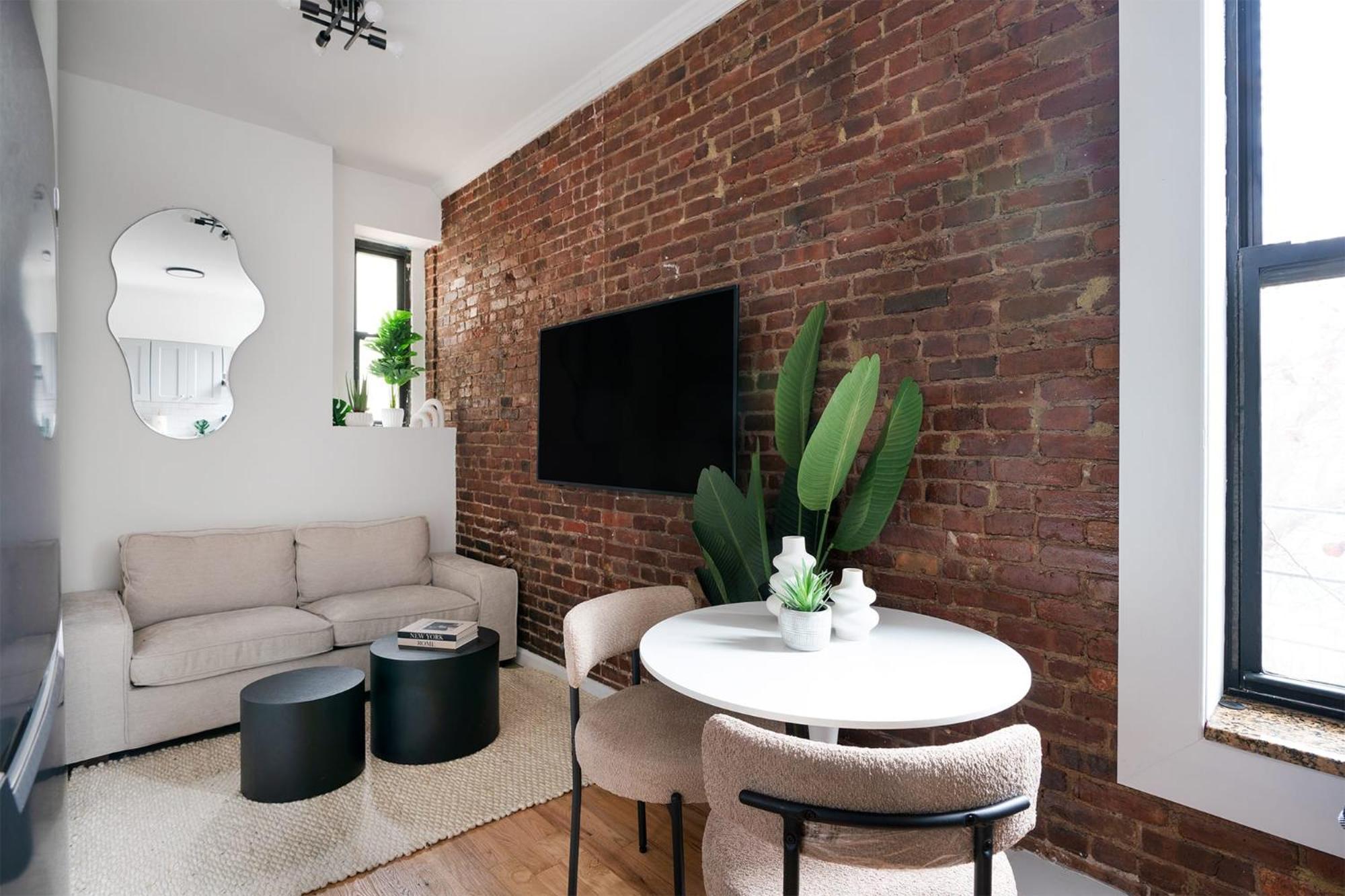 153-1g Newly Renovated 2br Lower East Side New York