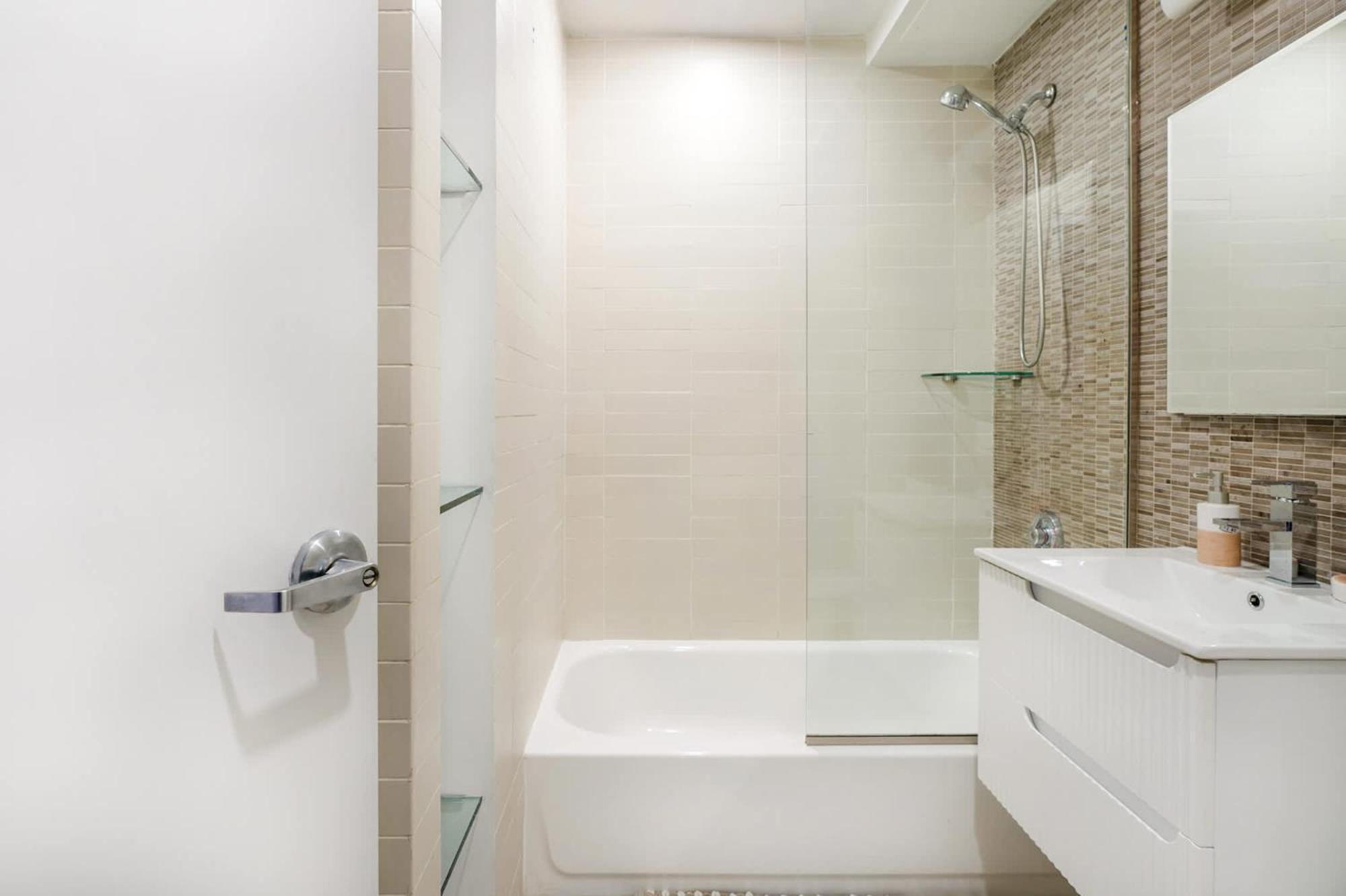 809-2a Gorgeous 1br New W D Modern Location Appartement