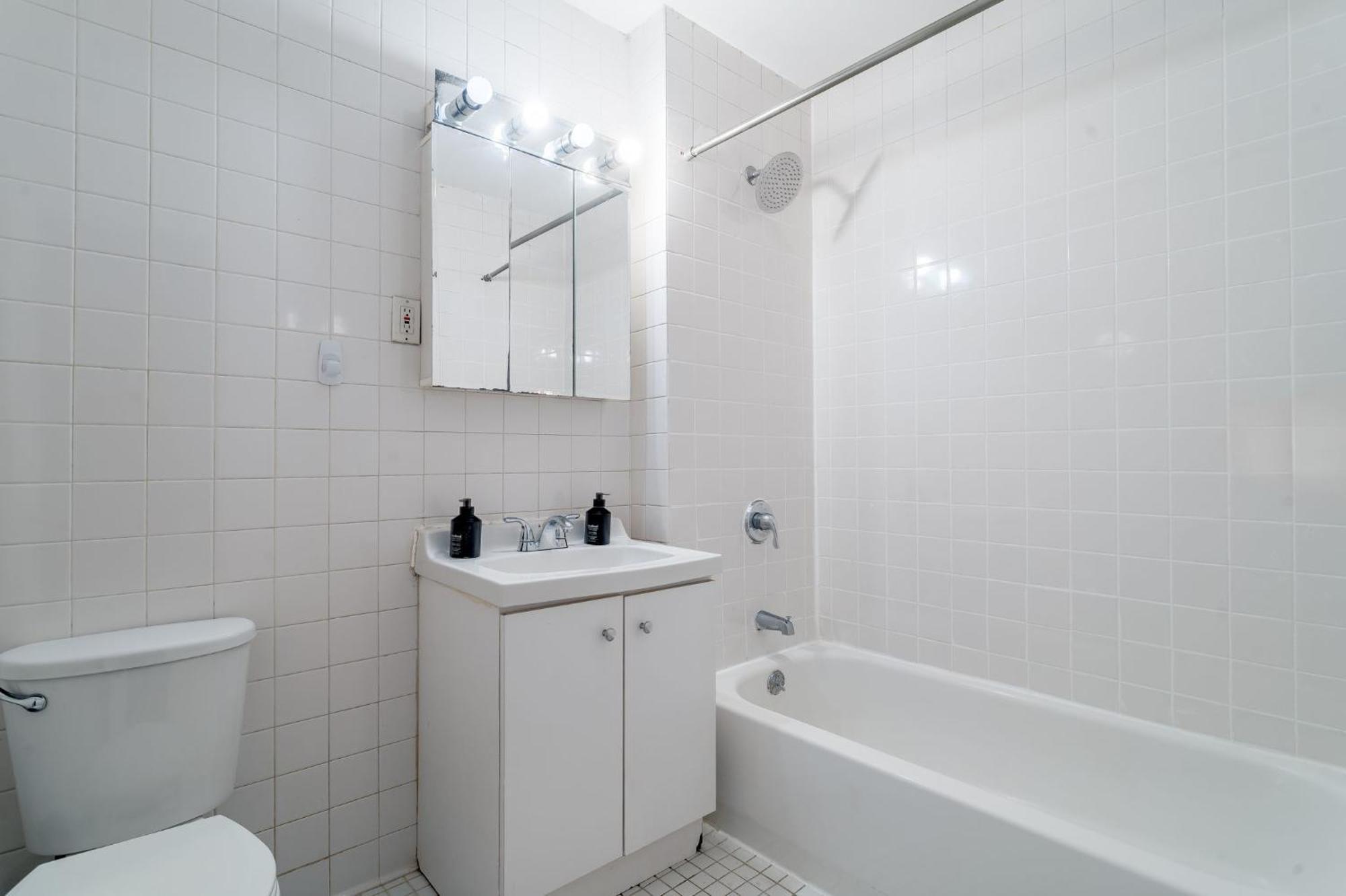 Wonderful 3bedroom 1bath Haven In Hells Kitchen Just Steps From Times Square Appartement