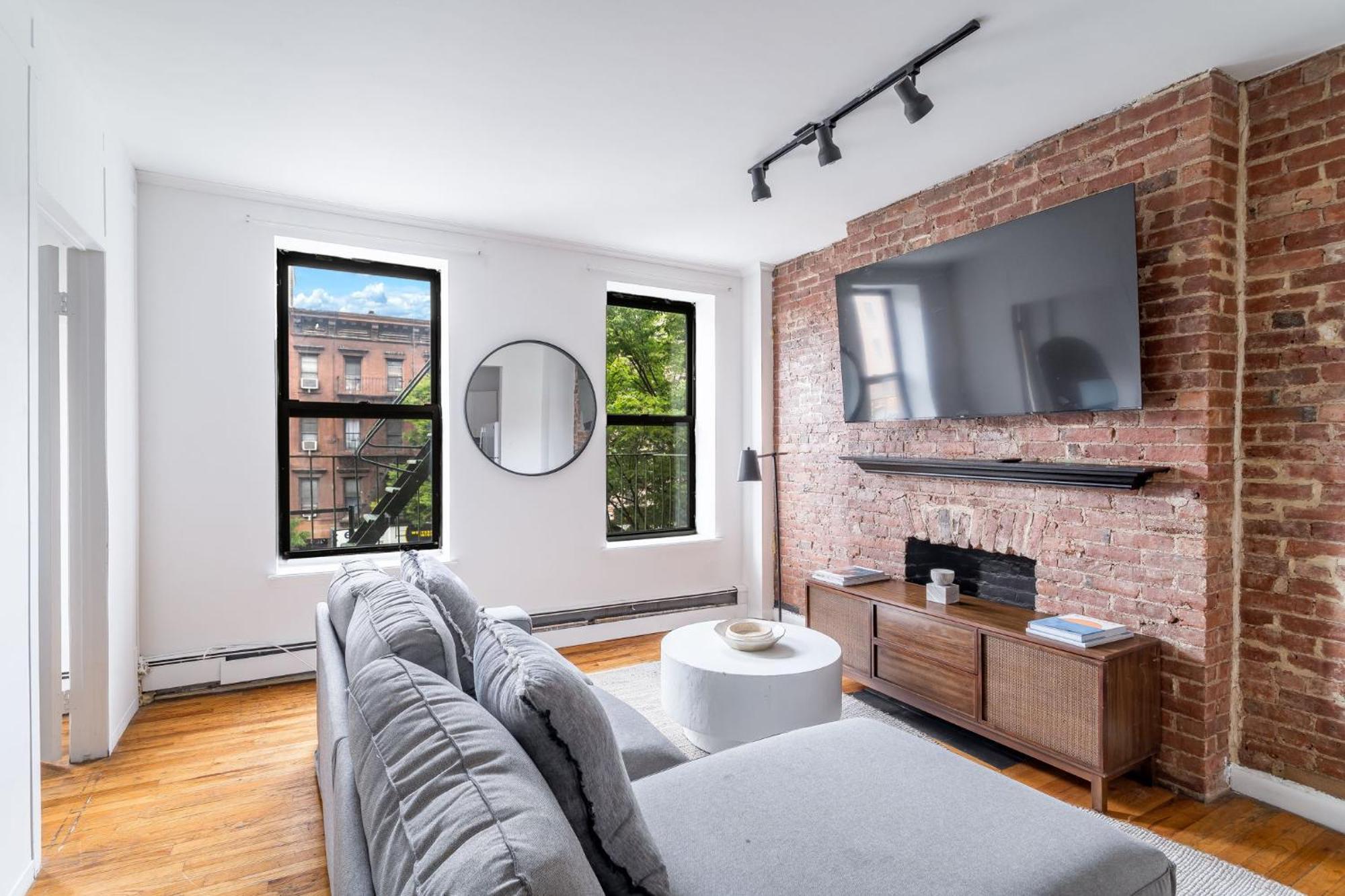 Wonderful 3bedroom 1bath Haven In Hells Kitchen Just Steps From Times Square Appartement *