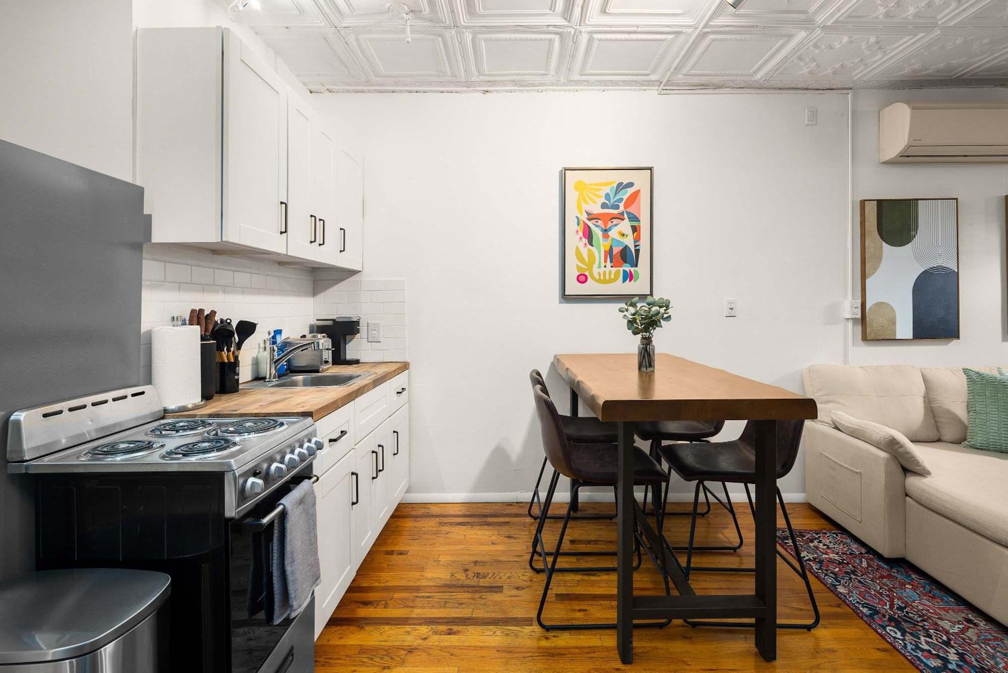 Vibrant Nyc Loft - Open Space For 6 Guests