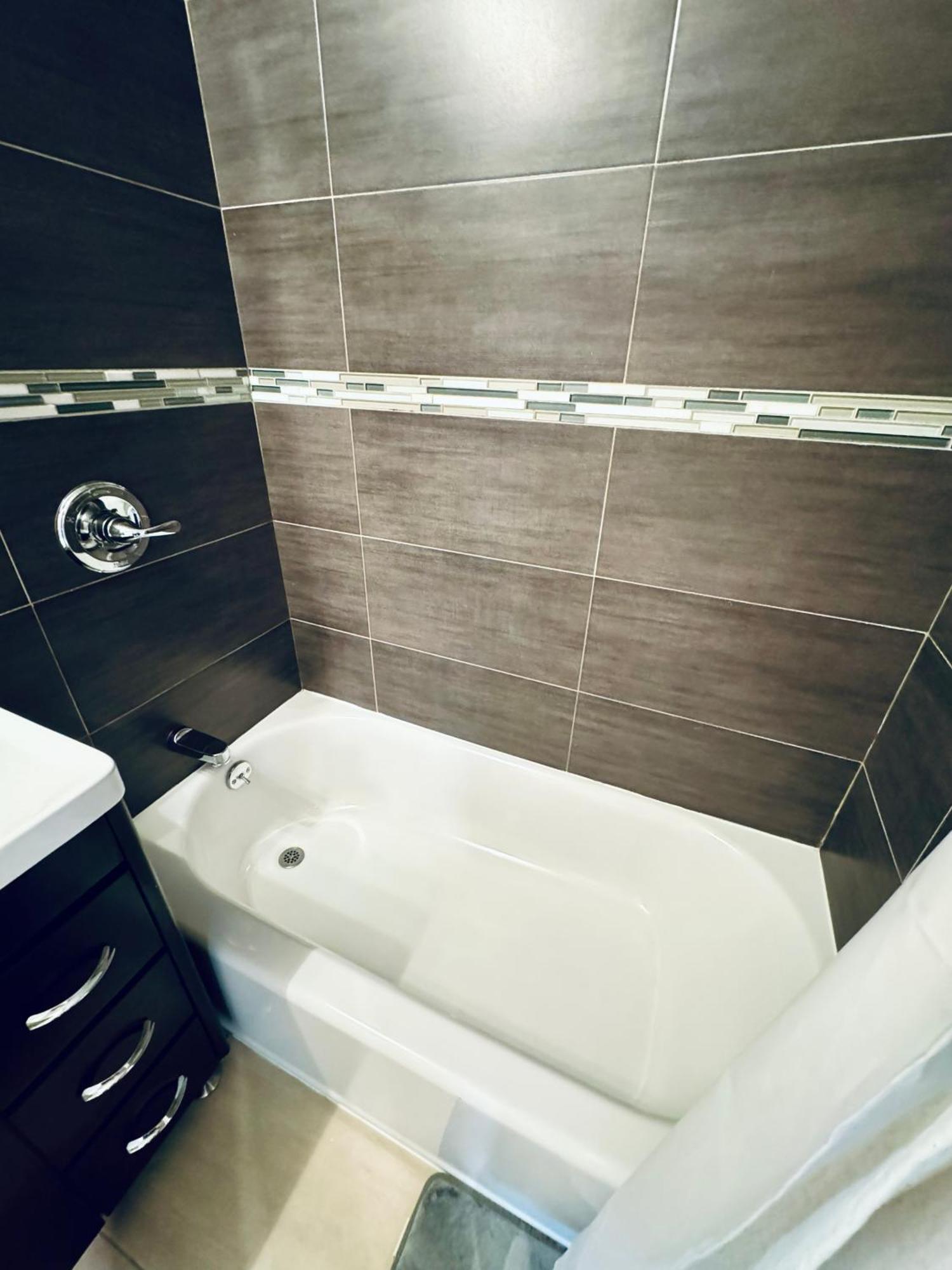 Stunning 3 Bedrooms Appartement *