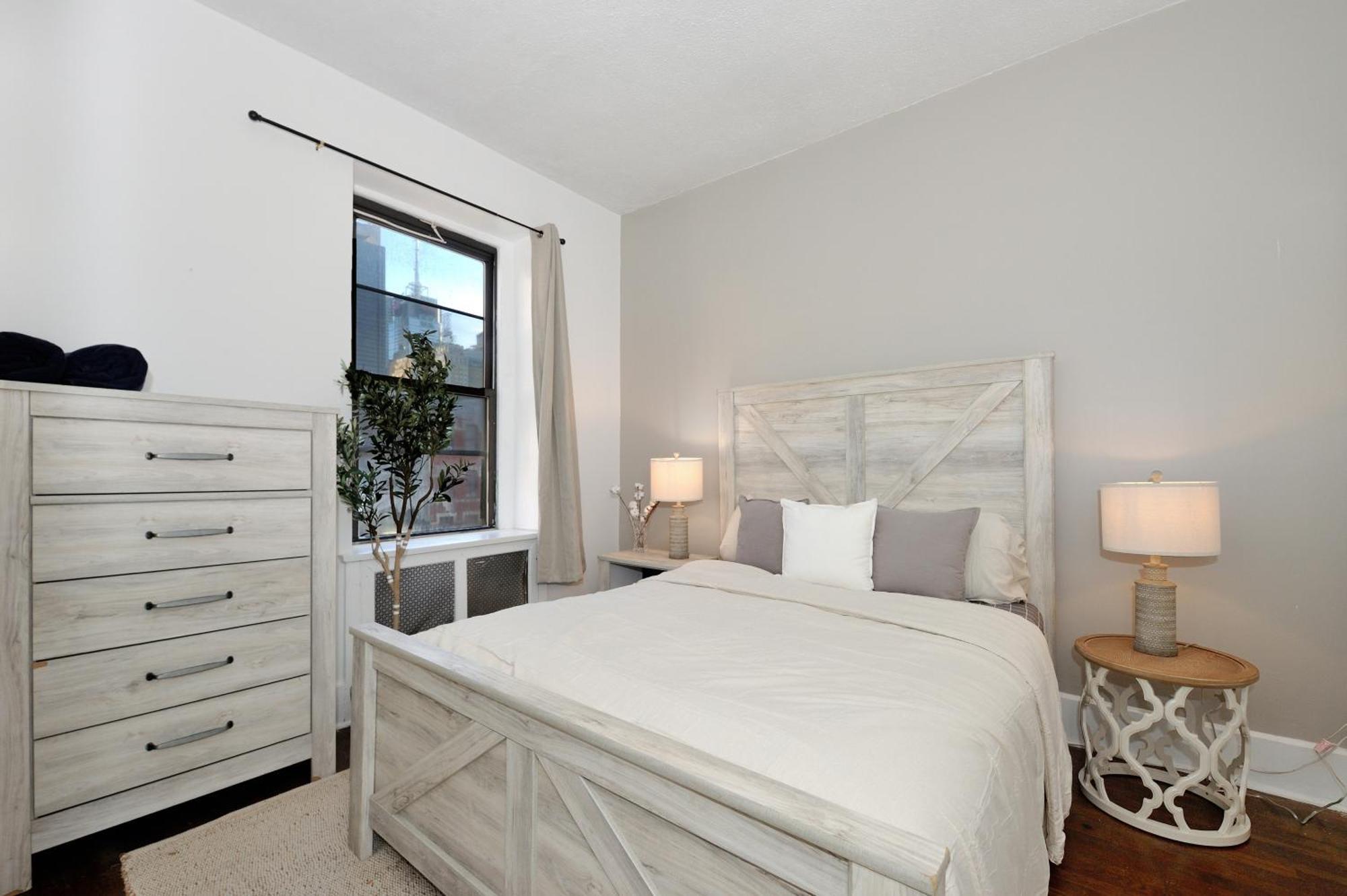 5 Bedroom 2 Bath Full Floor Midtown Apartamento