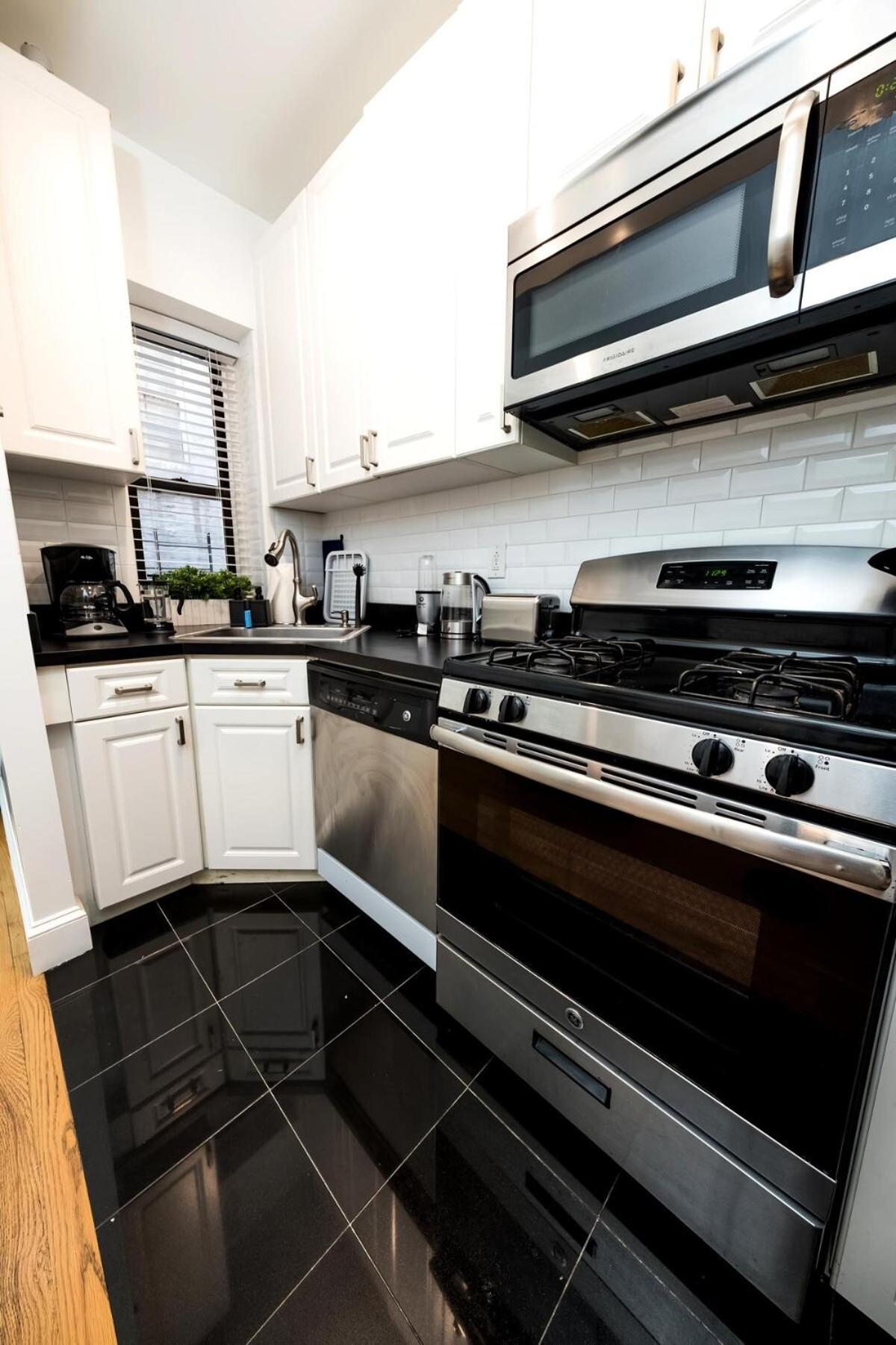 Apartment 4br Two Blocks To Park Elevator, Laundry, Virtual Doorman