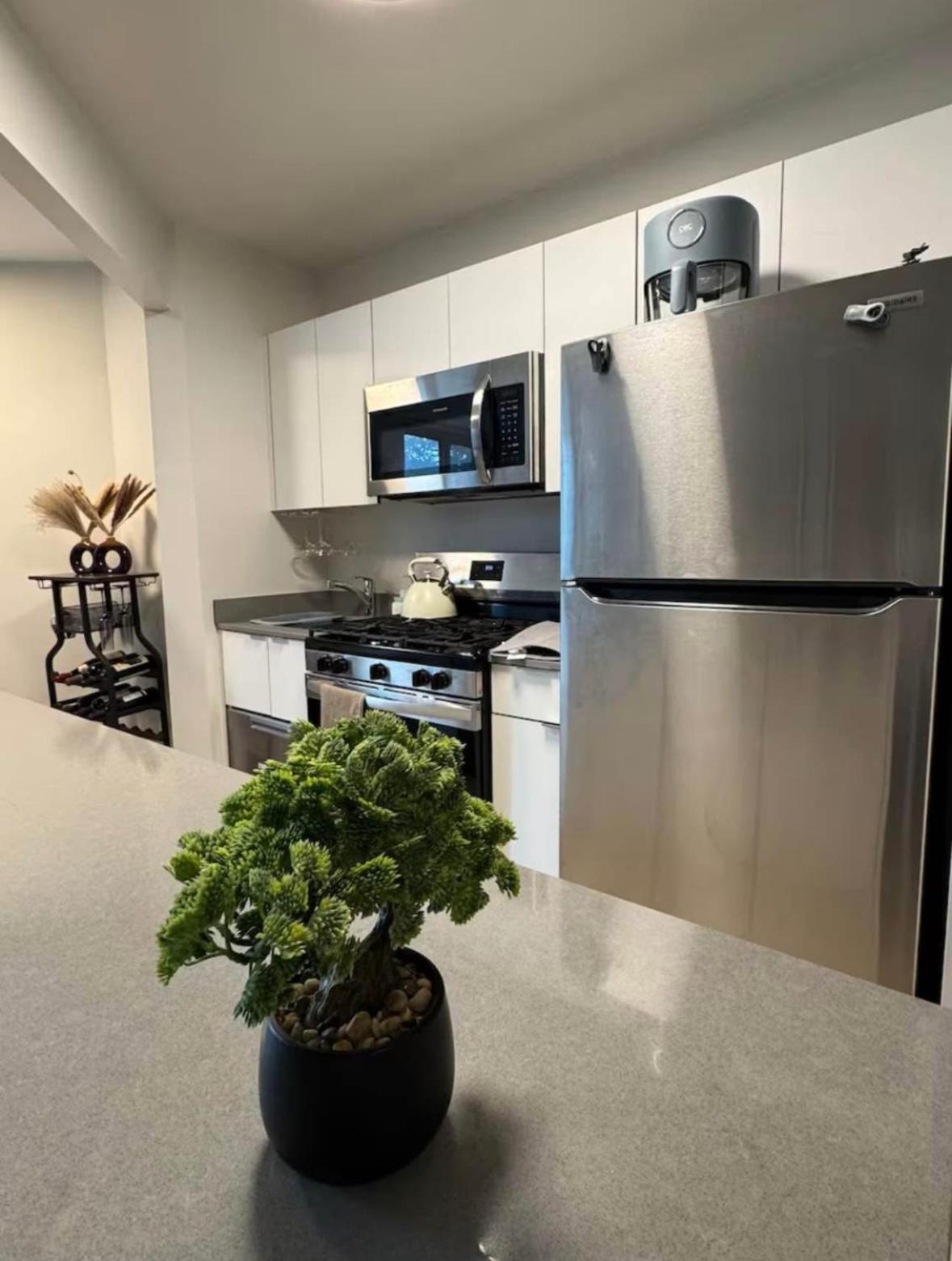 New Chic & Cozy 1bd Near East River, Minutes From Park Appartement New York