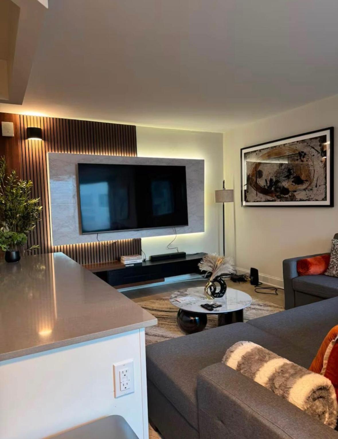 New Chic & Cozy 1bd Near East River, Minutes From Park Appartement
