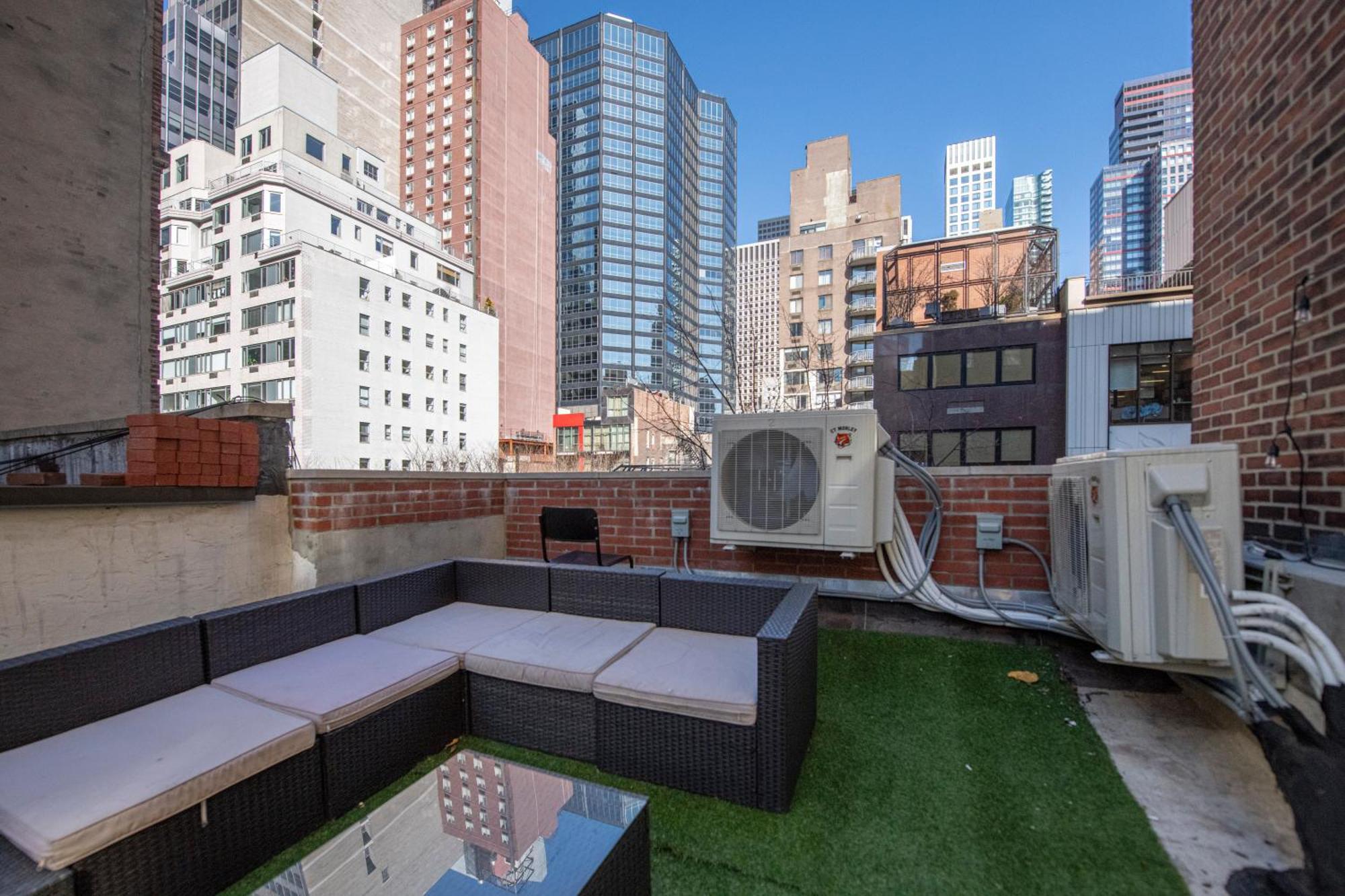 Sophisticated 4 Bedroom Duplex With Private Rooftop *