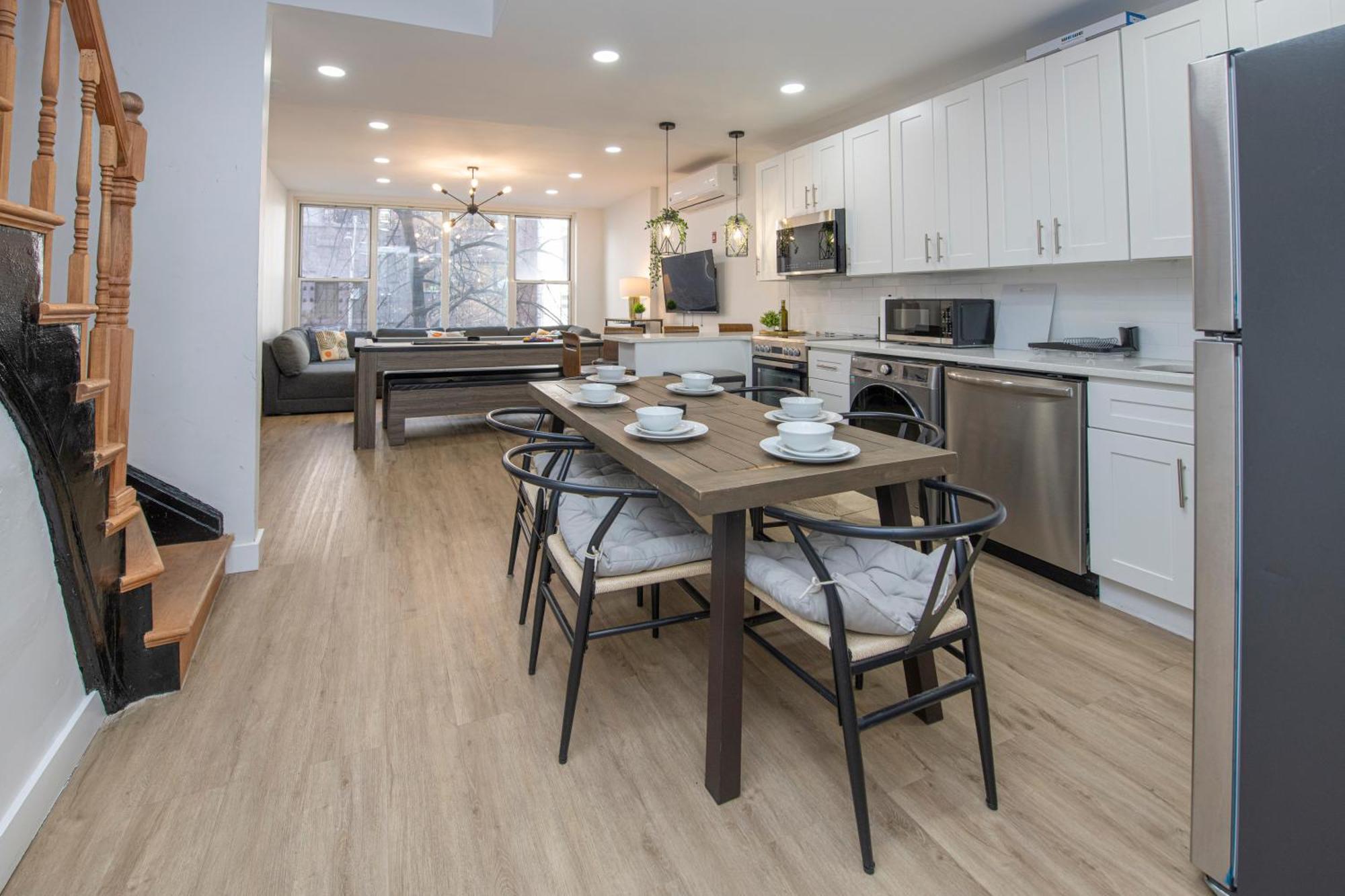 Sophisticated 4 Bedroom Duplex With Private Rooftop *