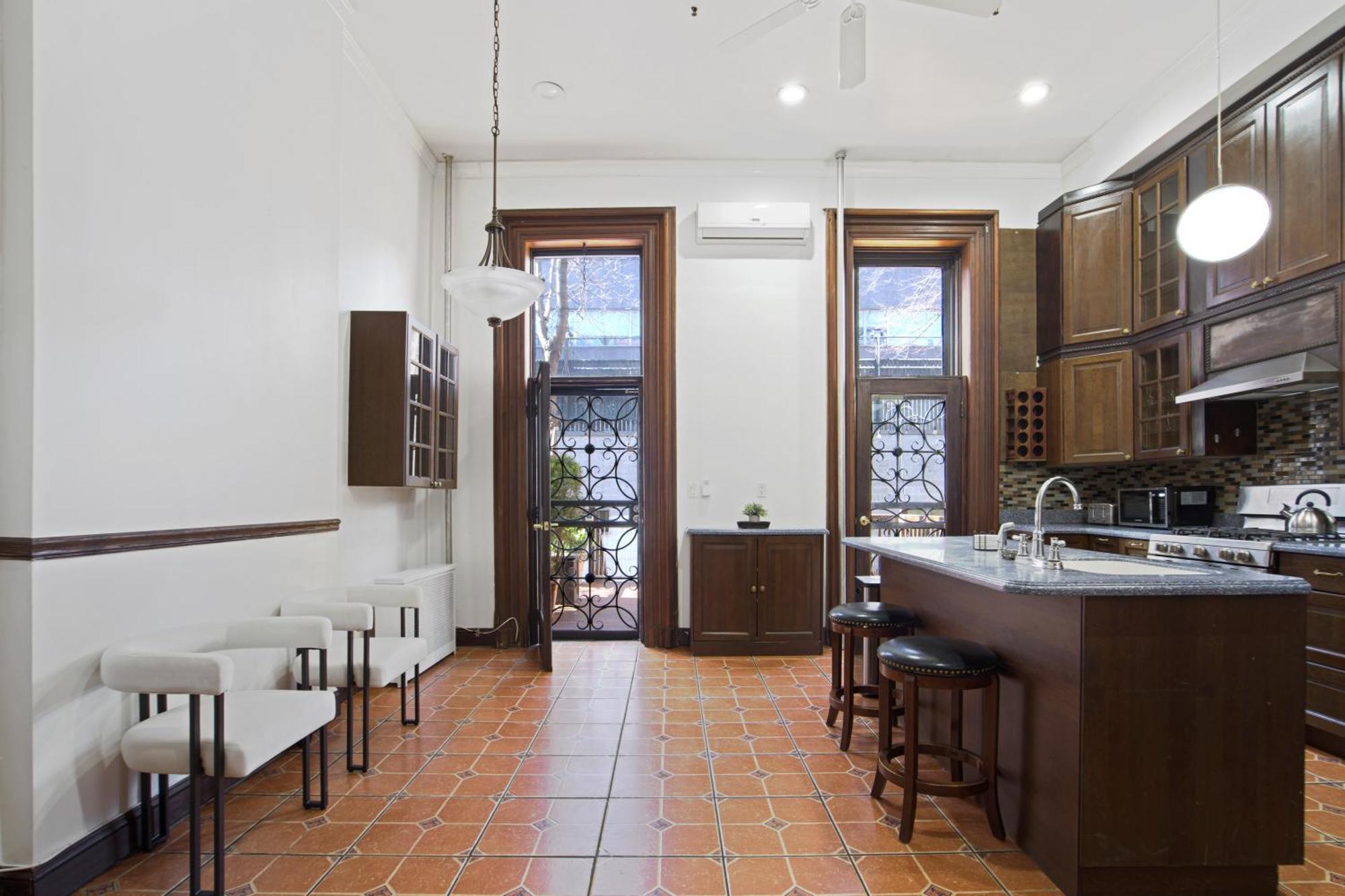 3br Nyc Brownstone Game Backyard Patio Apartamento