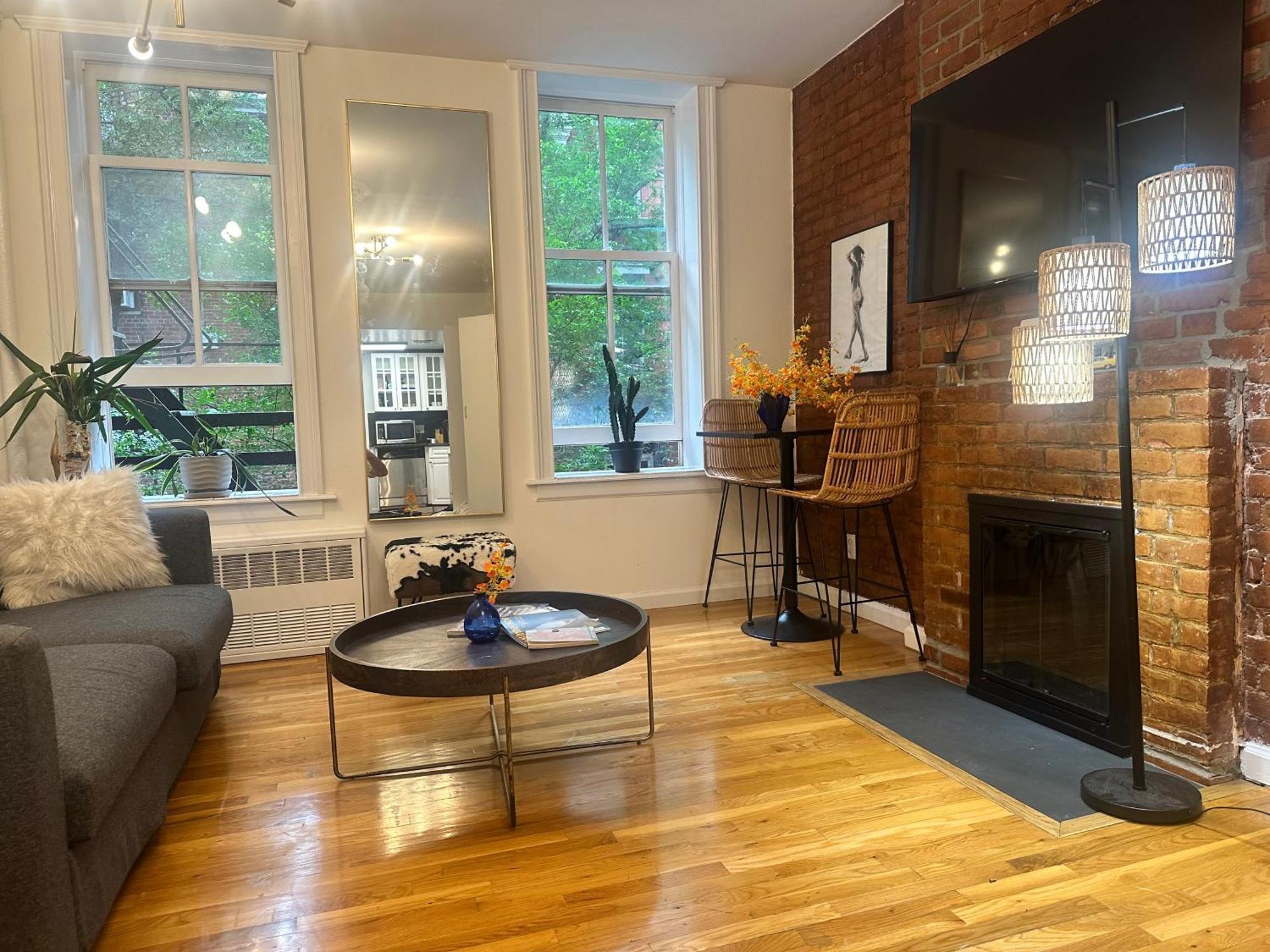 Beauty In The Heart Of The Village Apartment