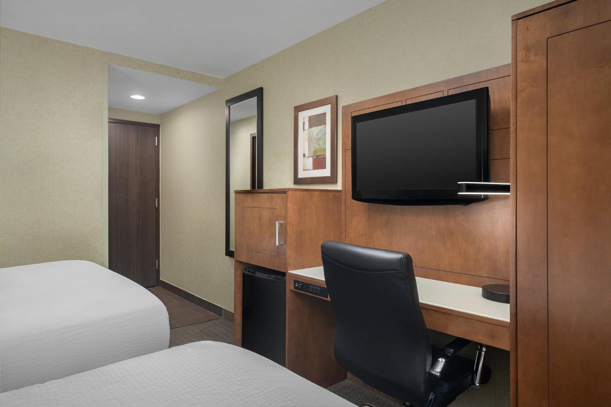 Express Manhattan Midtown West By Ihg Hotel 3*