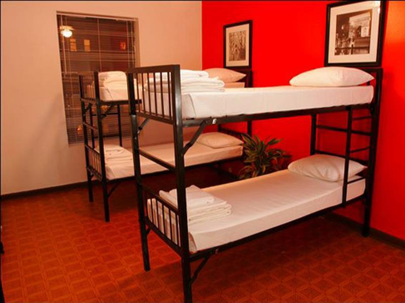 Hostal Broadway &