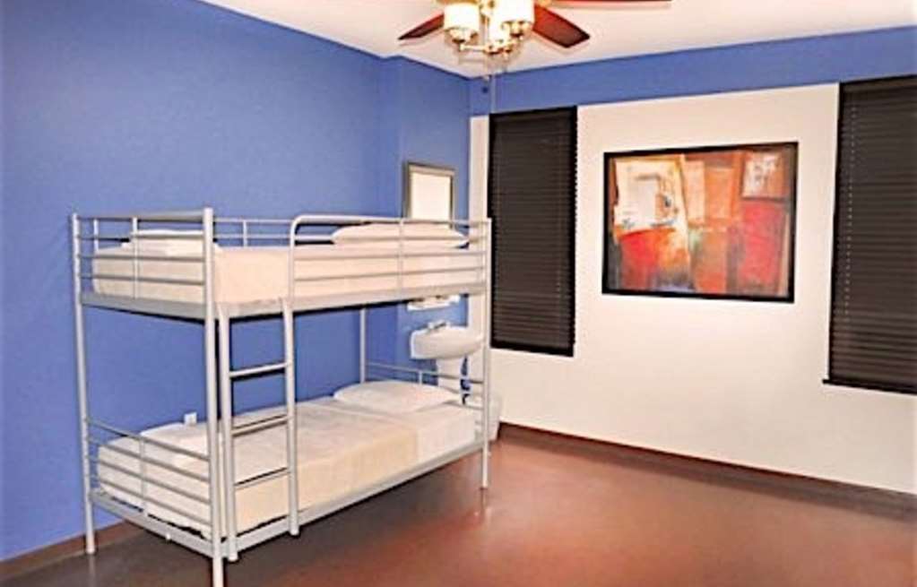 Hostal Broadway & *