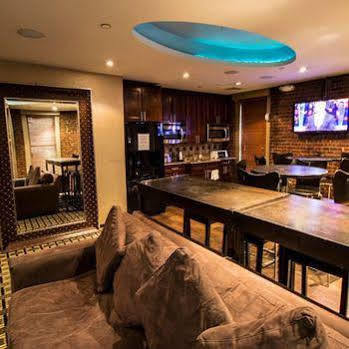 Broadway & Hostal *