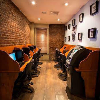 Hostal Broadway & *