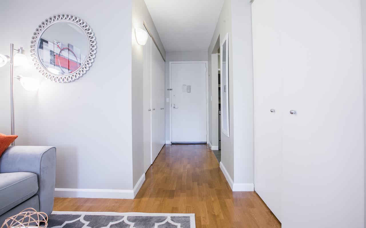 Brand New, Luxury Alcove Studio , Full Service Building Appartement *