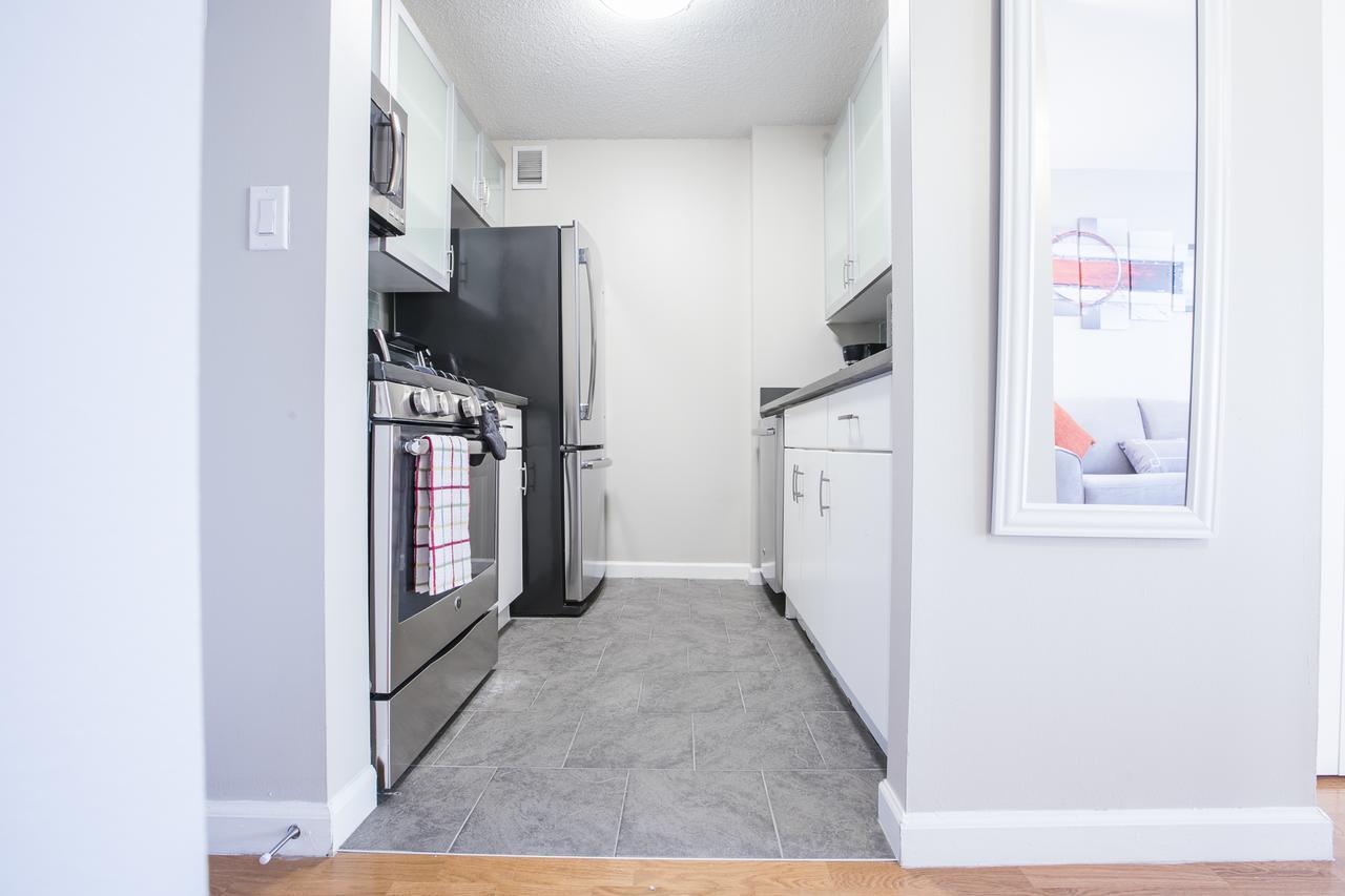 Brand New, Luxury Alcove Studio , Full Service Building Appartement *