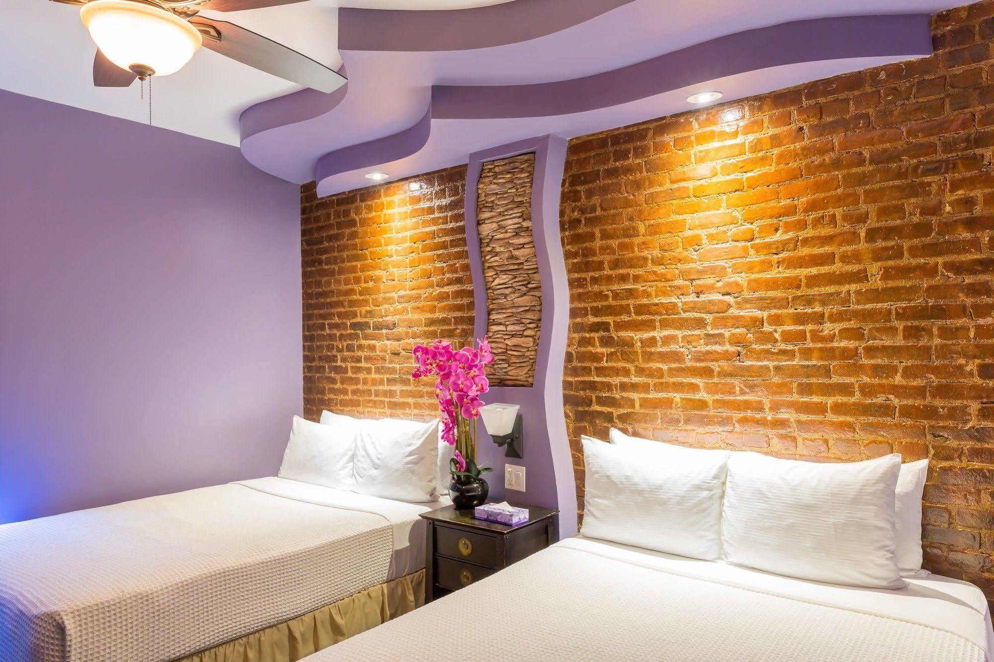 Hostal Broadway & *