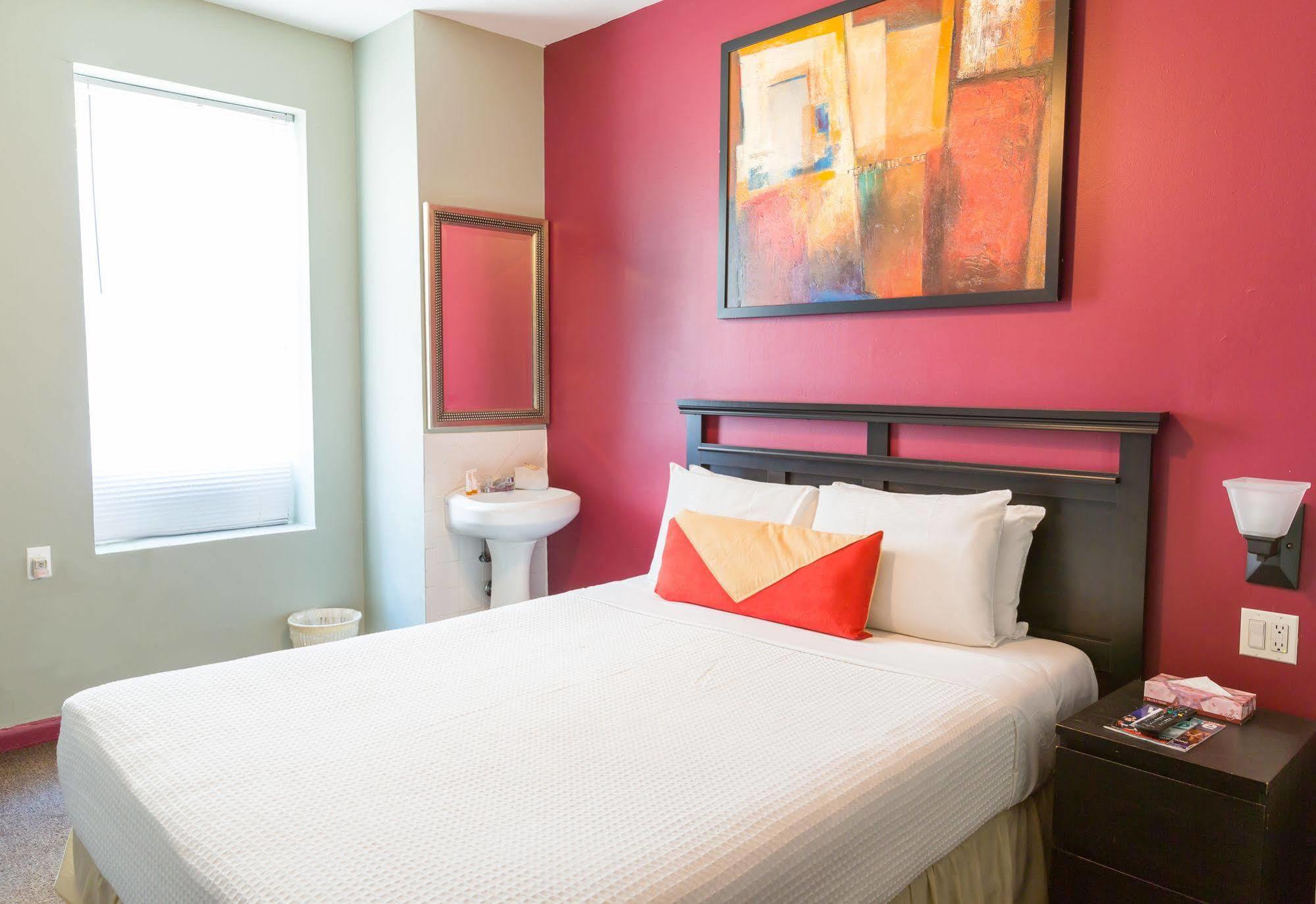Hostal Broadway &