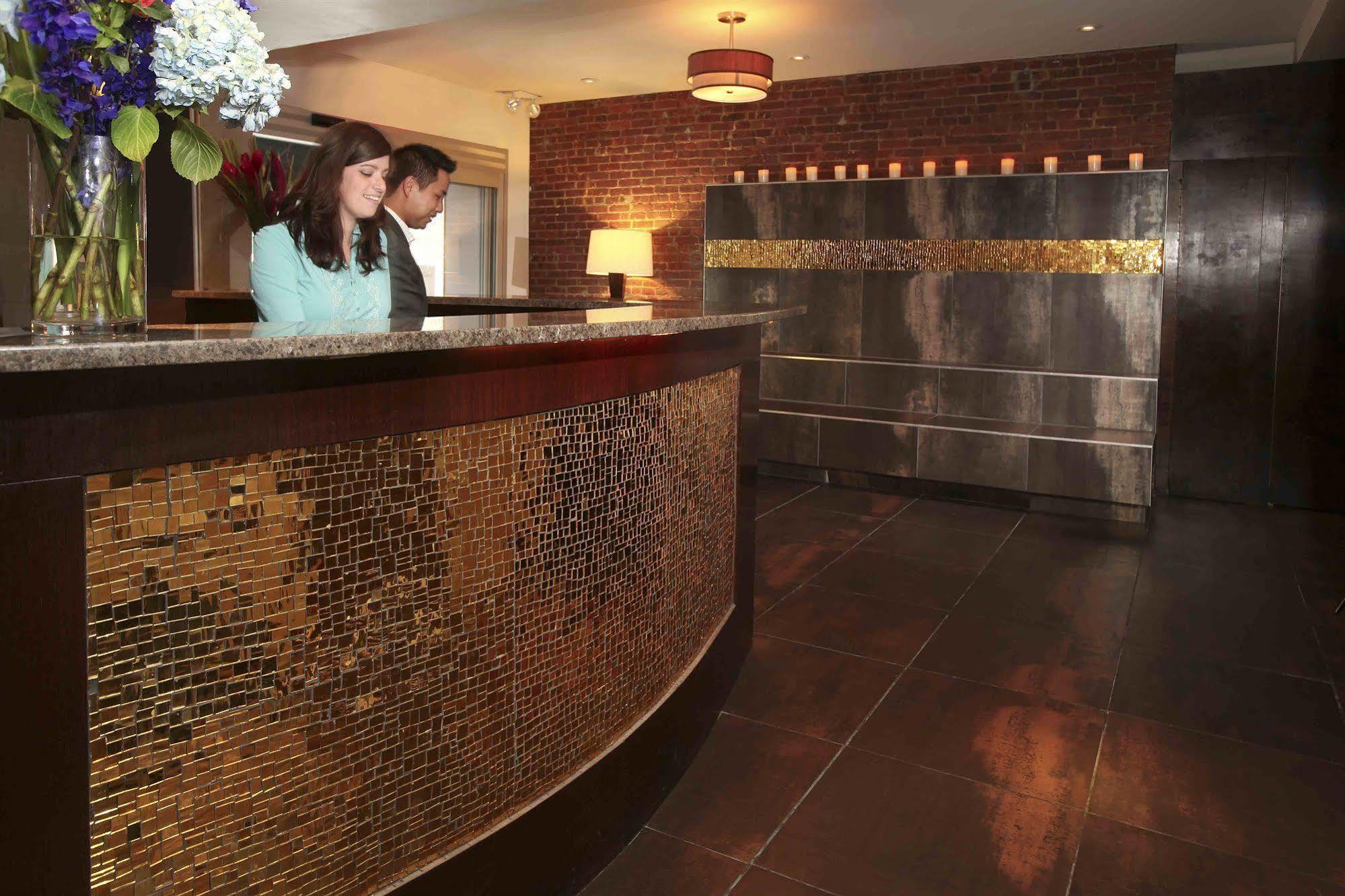 Hostal Broadway & *
