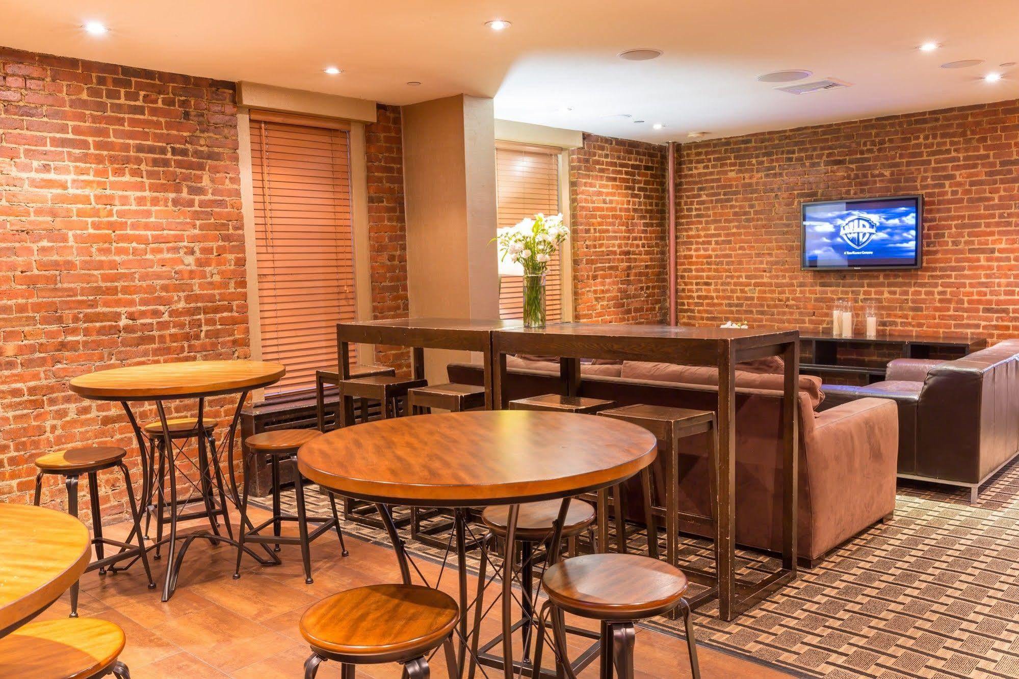Hostal Broadway &