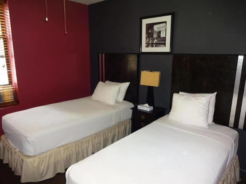 Hostal Broadway &