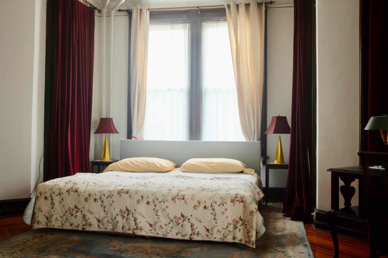 Couette-café Pl And Gallery New York