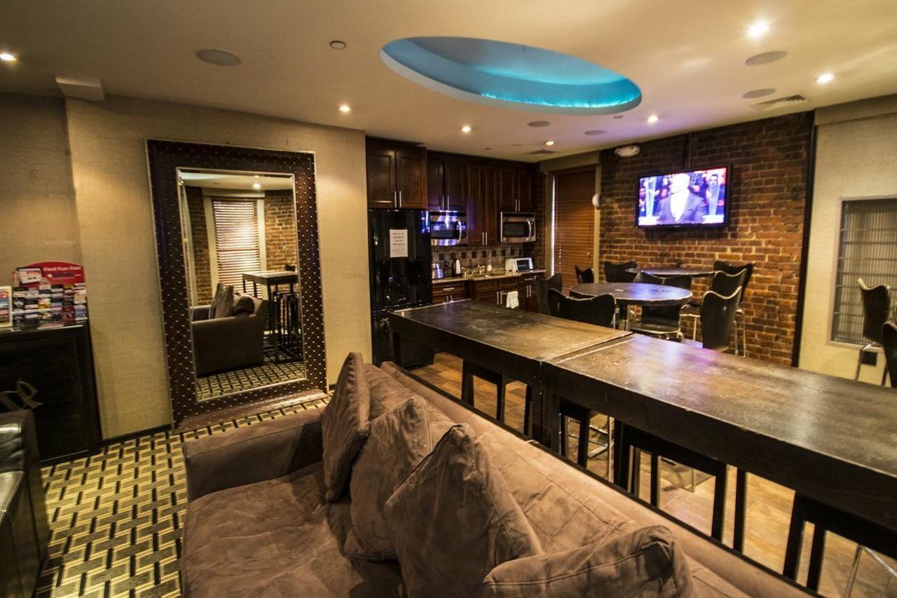 Hostal Broadway & *