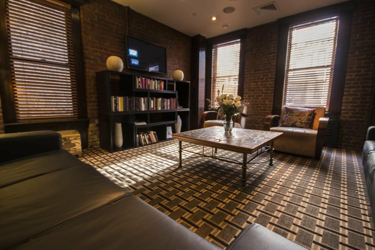 Hostal Broadway &