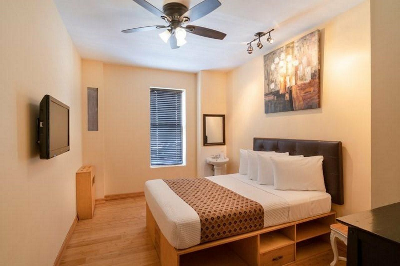 Broadway & Hostal *
