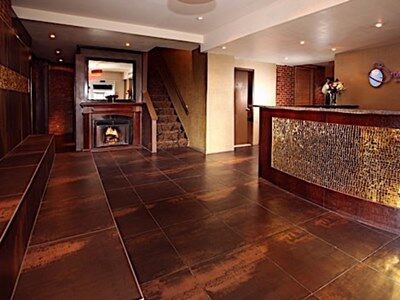 Albergue Broadway & *